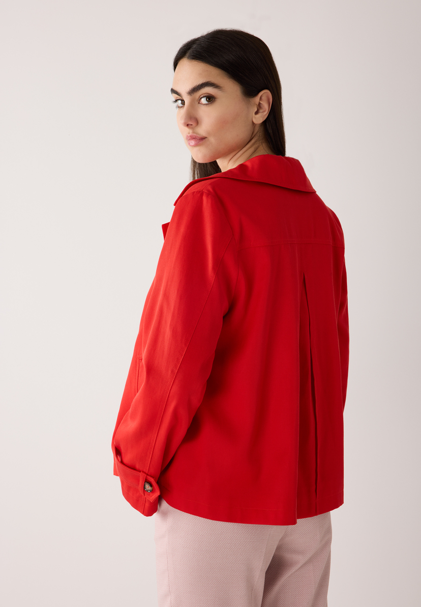 Eine Frau trägt eine rote MORE & MORE Jacke aus Twill-Webware. Hinten eine Falte. Angenehmer Tragekomfort. Eine Frau trägt eine rote MORE & MORE Jacke aus Twill-Webware. Hinten eine Falte. Angenehmer Tragekomfort.