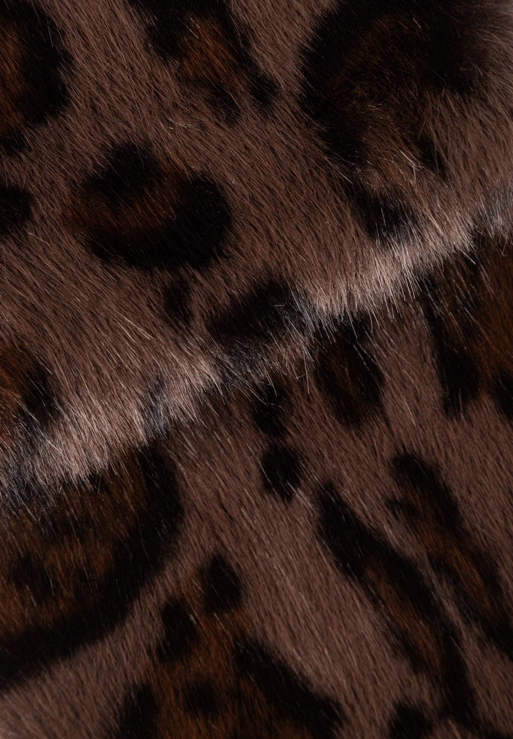 MORE & MORE Accessoire: Brauner Pelzstoff mit Leopardenmuster, kurze Haare, von oben nach unten verlaufende Streifen. MORE & MORE Accessoire: Brauner Pelzstoff mit Leopardenmuster, kurze Haare, von oben nach unten verlaufende Streifen.