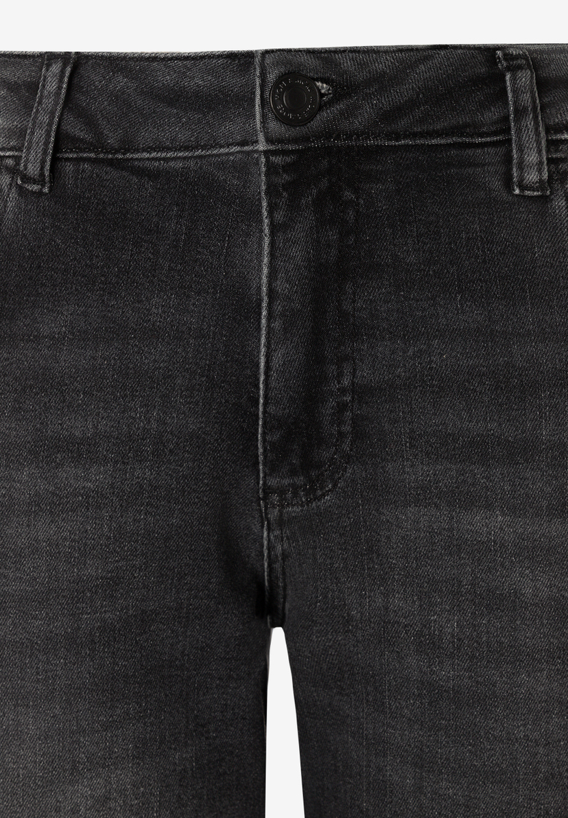 MORE & MORE Jeans: Nahaufnahme einer schwarzen Jeans. Der Bund mit Knopf und Gürtelschlaufen ist zu sehen.