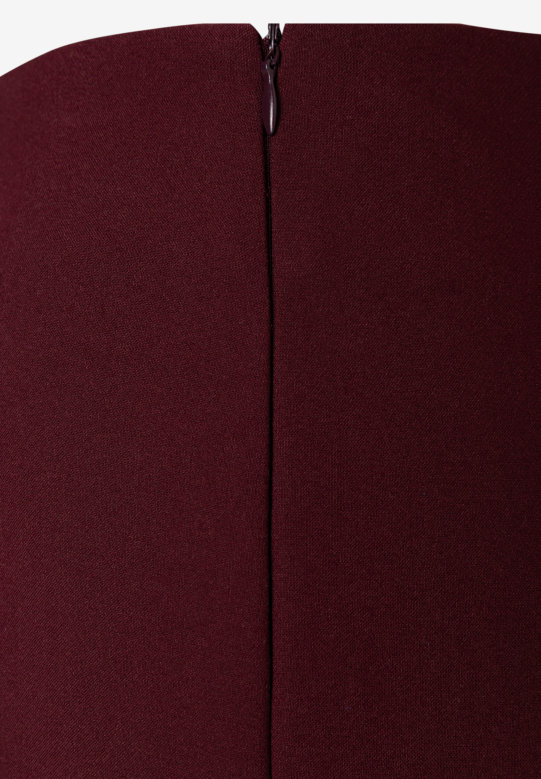 MORE & MORE Jeans aus Webware. Nahaufnahme zeigt dunkelroten Stoff mit feiner Textur und einem Reißverschluss oben mittig.