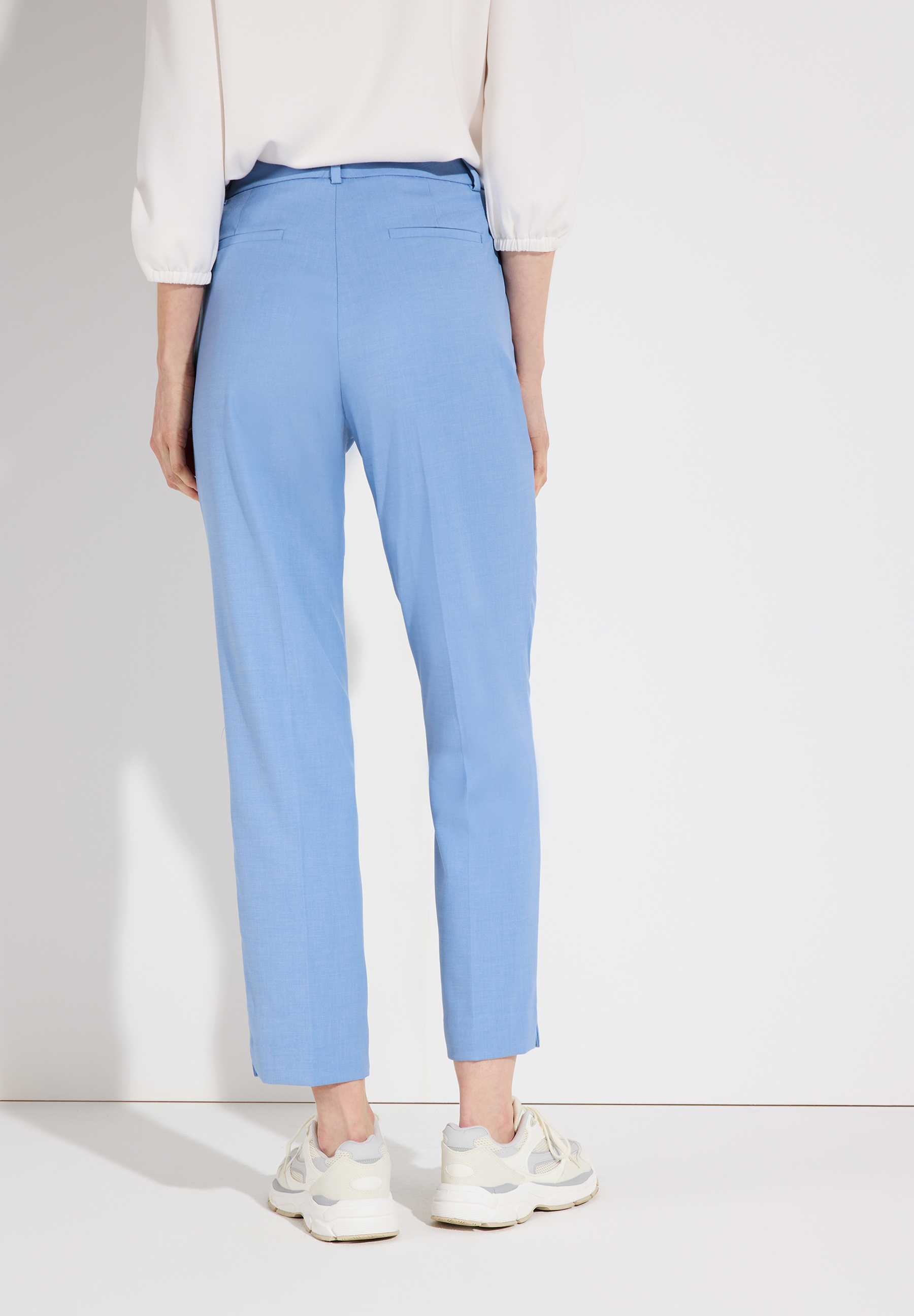 Hellblaue MORE & MORE Hose (Webware, Stretch) mit Hand in Tasche, kombiniert mit einem rosa Hemd. Hellblaue MORE & MORE Hose (Webware, Stretch) mit Hand in Tasche, kombiniert mit einem rosa Hemd.