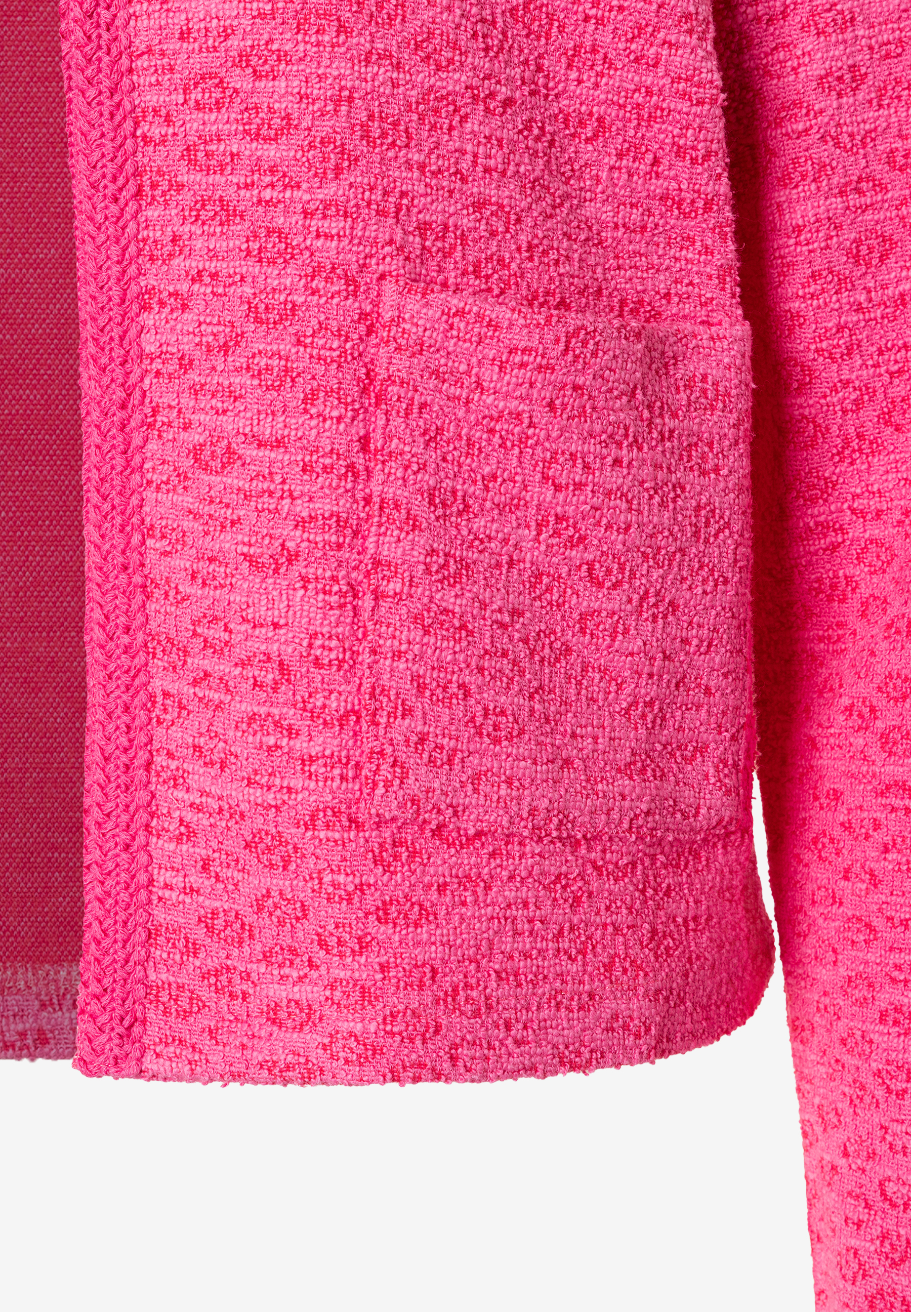 Nahaufnahme eines pinkfarbenen MORE & MORE Oberteils mit strukturiertem Stoff und Ziernaht.