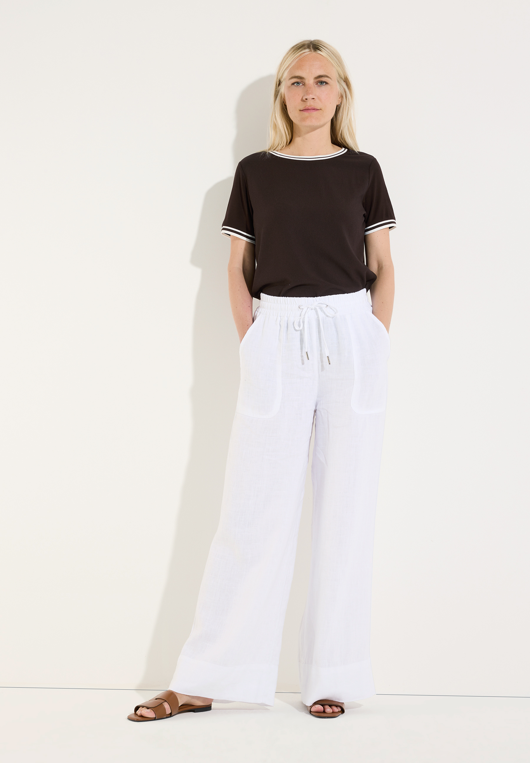 MORE & MORE T-Shirt in Dunkelbraun mit weißen Streifen am Rundhalsausschnitt und Ärmeln, kombiniert mit Leinenhose MORE & MORE T-Shirt in Dunkelbraun mit weißen Streifen am Rundhalsausschnitt und Ärmeln, kombiniert mit Leinenhose