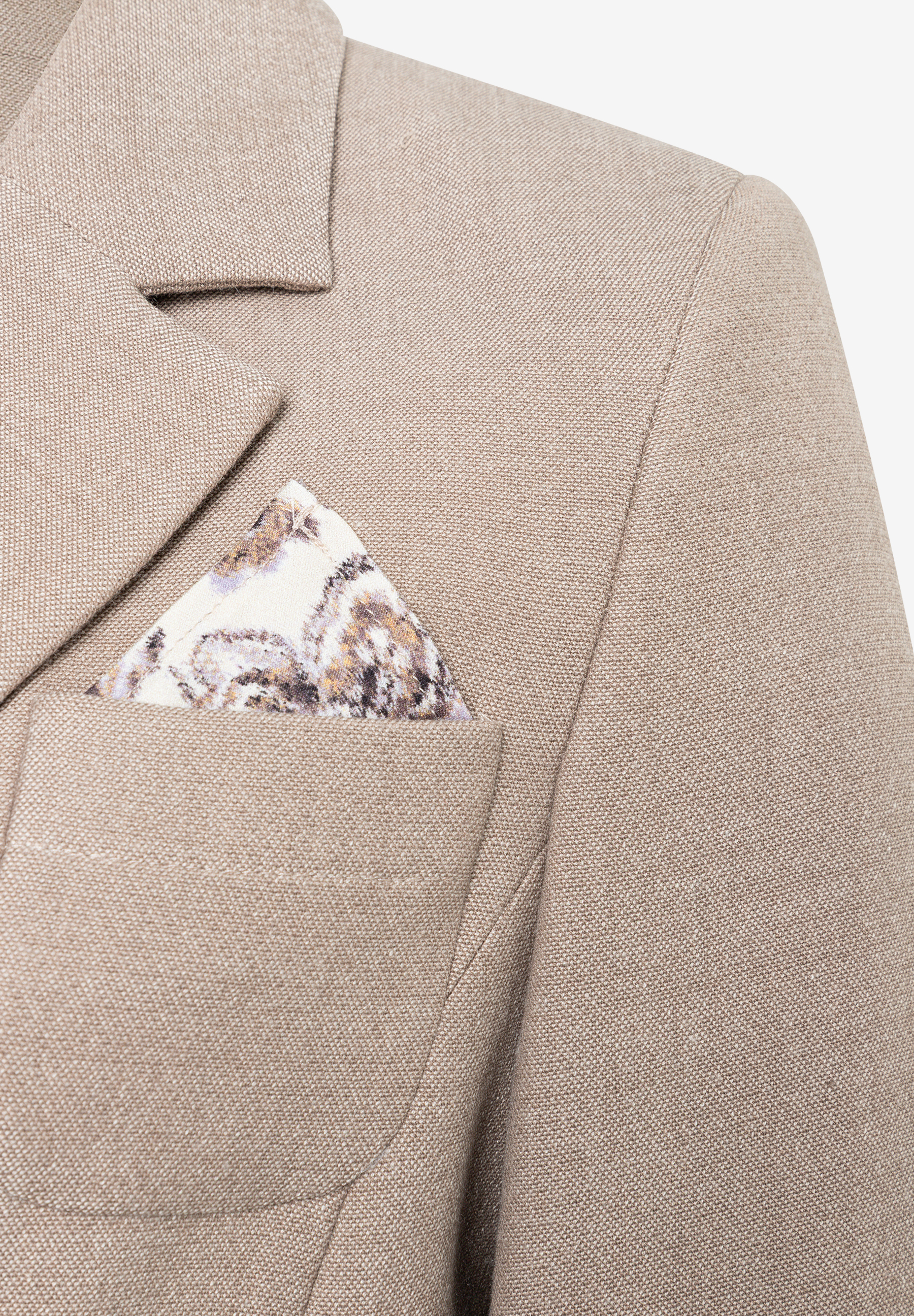 Detailansicht des MORE & MORE Blazers: beigefarbener Stoff mit melierter Struktur und gemustertem Einstecktuch in der Brusttasche. Detailansicht des MORE & MORE Blazers: beigefarbener Stoff mit melierter Struktur und gemustertem Einstecktuch in der Brusttasche.