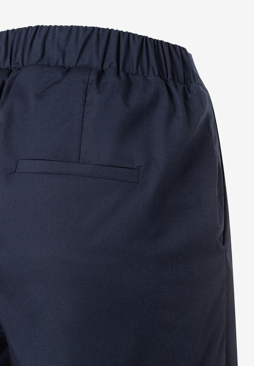 Detailansicht der MORE & MORE Hose mit Gummibund und Gesäßtasche. Detailansicht der MORE & MORE Hose mit Gummibund und Gesäßtasche.