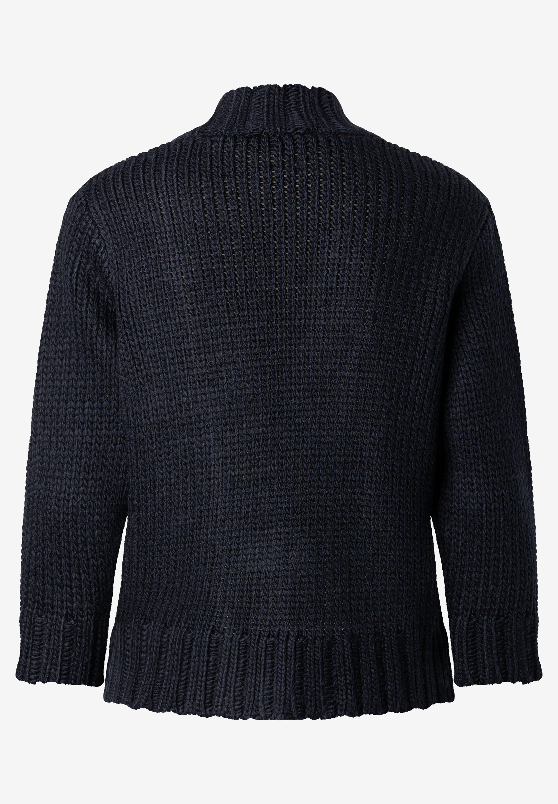 MORE & MORE Pullover: Dunkelblauer, grob gestrickter Pullover mit Rollkragen und langen Ärmeln auf grauem Hintergrund.