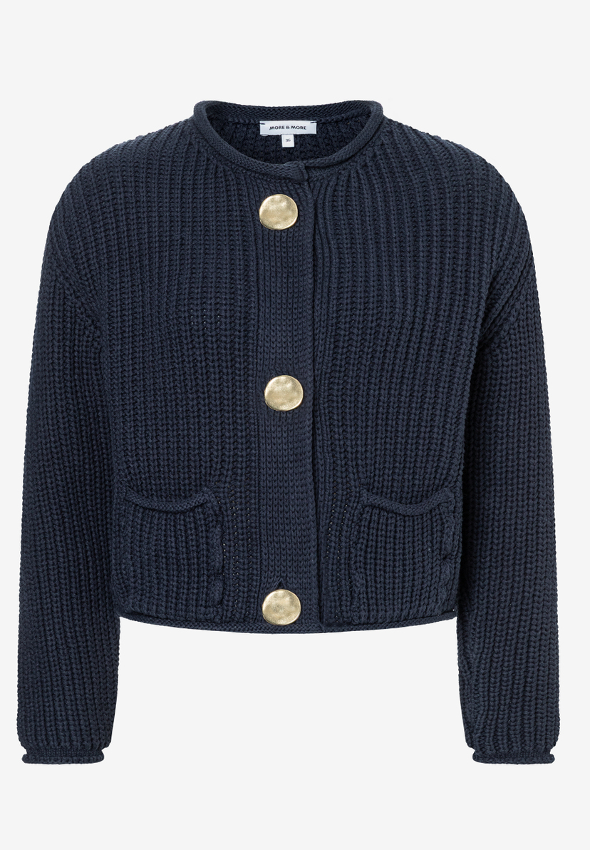 Marineblaue Rippstrickjacke von MORE & MORE mit goldenen Knöpfen und aufgesetzten Taschen. Marineblaue Rippstrickjacke von MORE & MORE mit goldenen Knöpfen und aufgesetzten Taschen.
