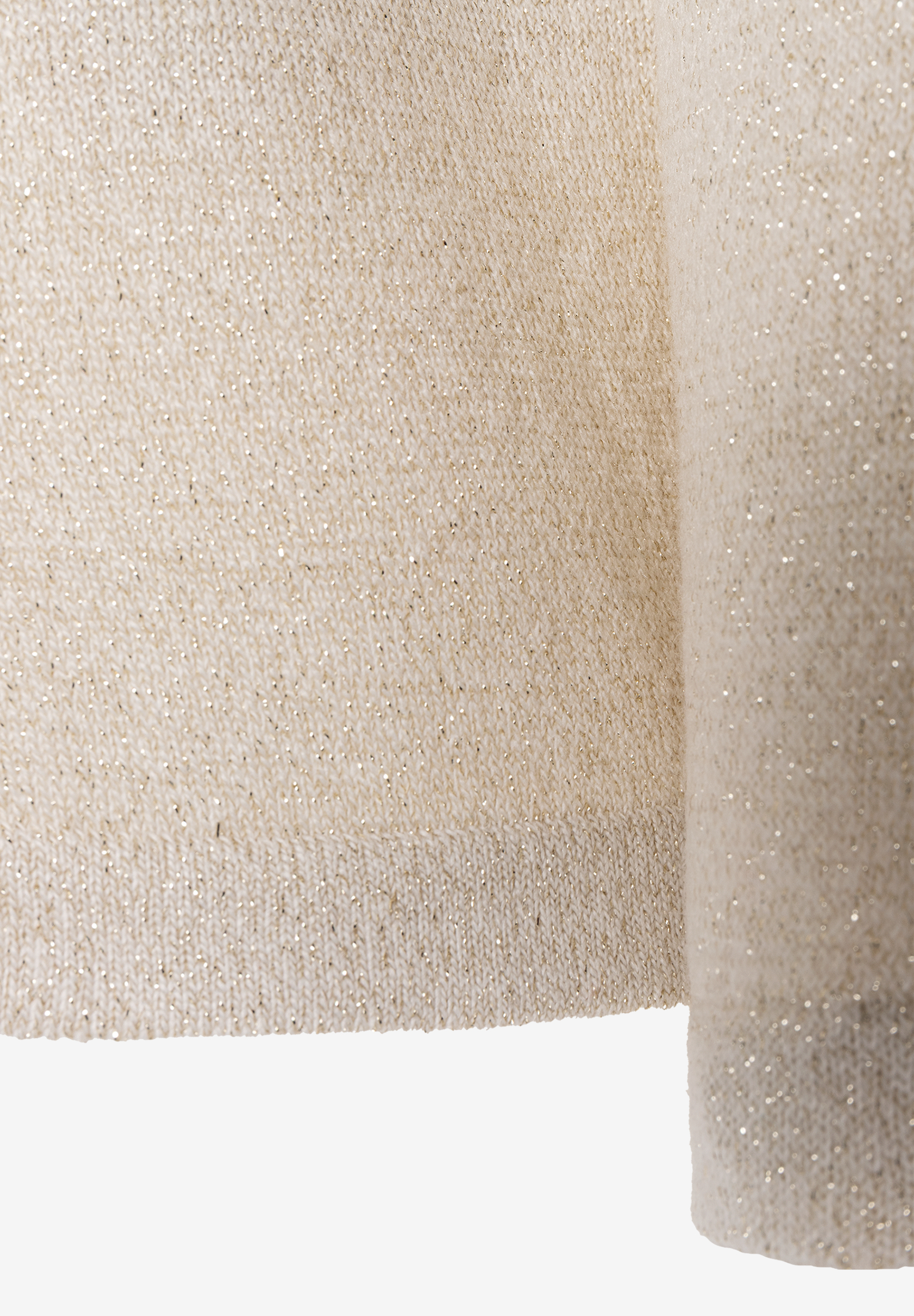 Nahaufnahme eines MORE & MORE Oberteils/Strickware mit Goldfäden. Nahaufnahme eines MORE & MORE Oberteils/Strickware mit Goldfäden.