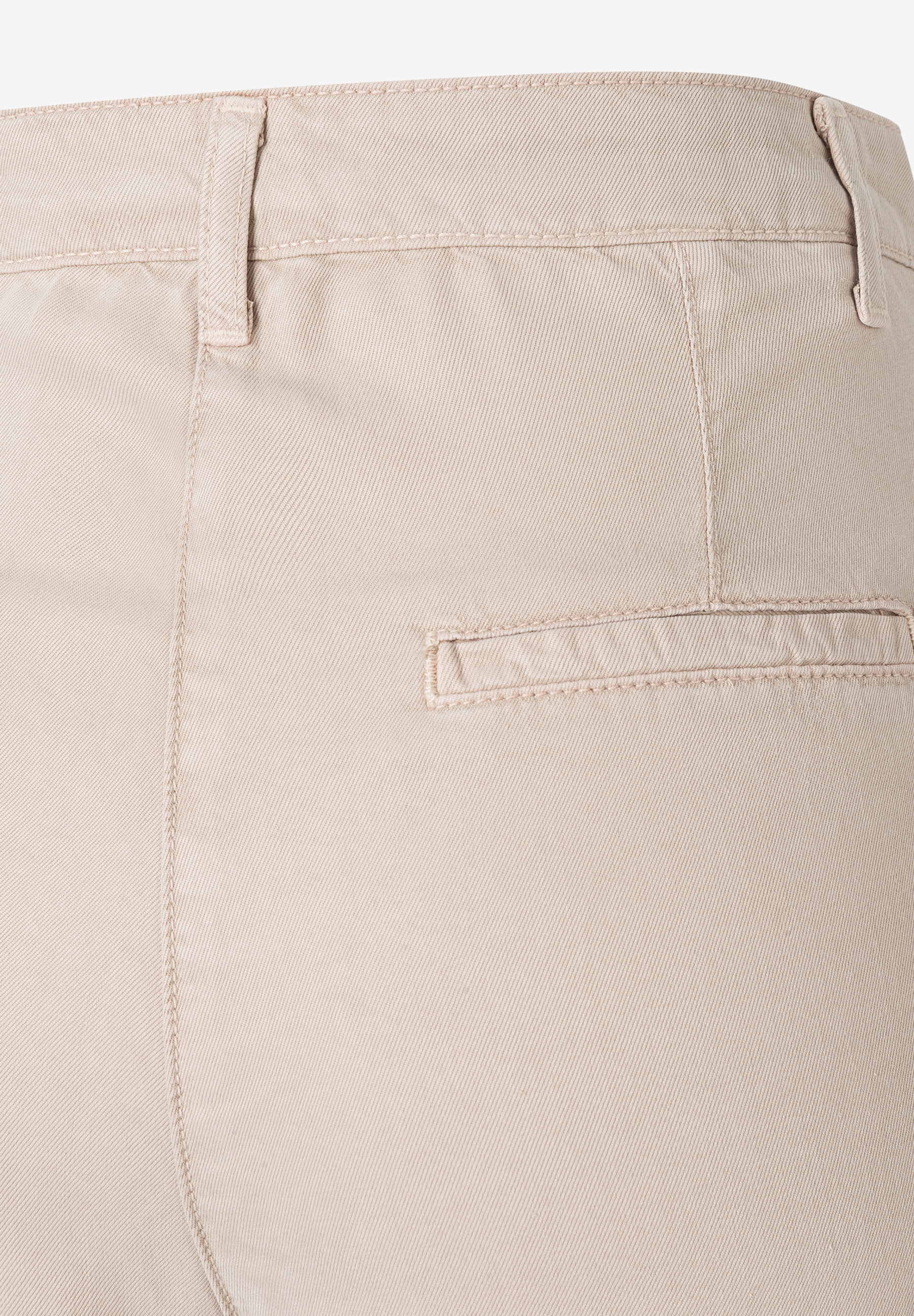 MORE & MORE Jeans: Rückseite der beigen Hose mit Gürtelschlaufen und paspelierter Gesäßtasche, Webware MORE & MORE Jeans: Rückseite der beigen Hose mit Gürtelschlaufen und paspelierter Gesäßtasche, Webware