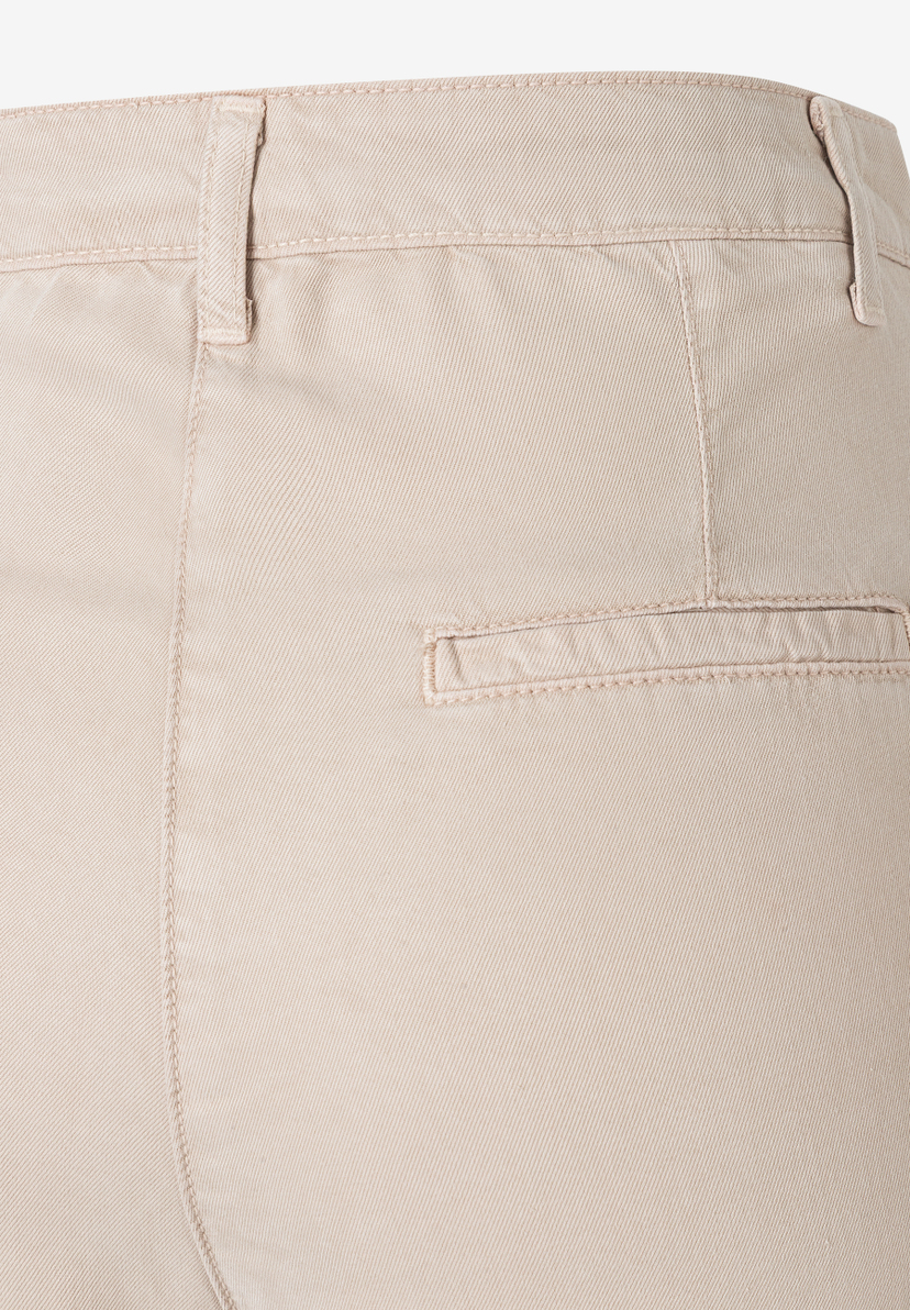 MORE & MORE Jeans: Rückseite der beigen Hose mit Gürtelschlaufen und paspelierter Gesäßtasche, Webware MORE & MORE Jeans: Rückseite der beigen Hose mit Gürtelschlaufen und paspelierter Gesäßtasche, Webware