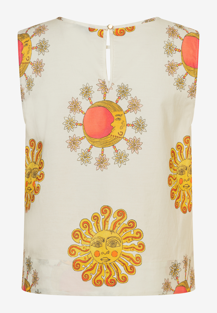 Ein ärmelloses MORE & MORE Oberteil mit einem Muster aus Sonne, Mond und Sternen.