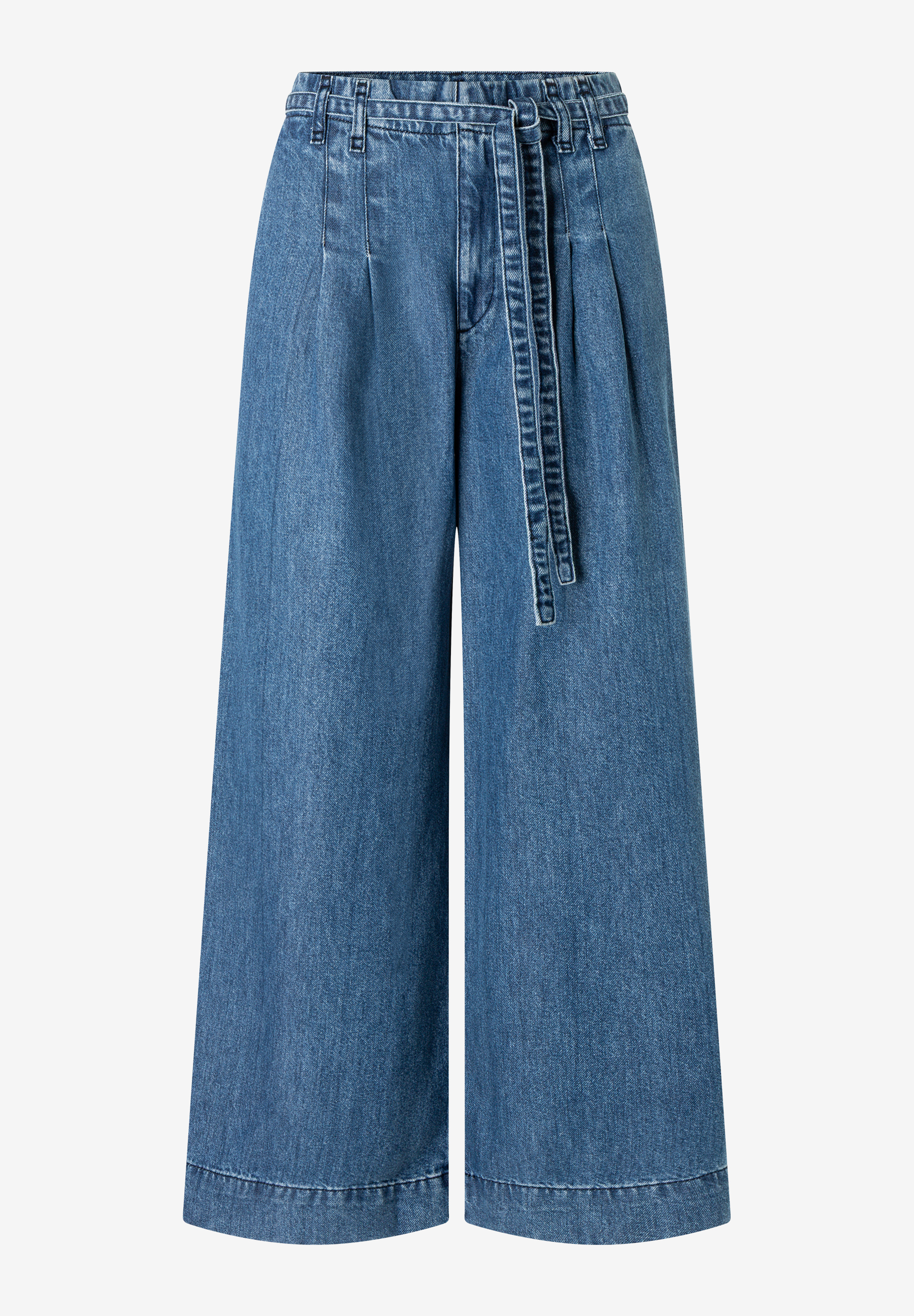 MORE & MORE Denim Jeans in Hellblau, vorne mit Gürtelschlaufen und einem Stoffgürtel. Weiter Schnitt, bis zum Knöchel. MORE & MORE Denim Jeans in Hellblau, vorne mit Gürtelschlaufen und einem Stoffgürtel. Weiter Schnitt, bis zum Knöchel.