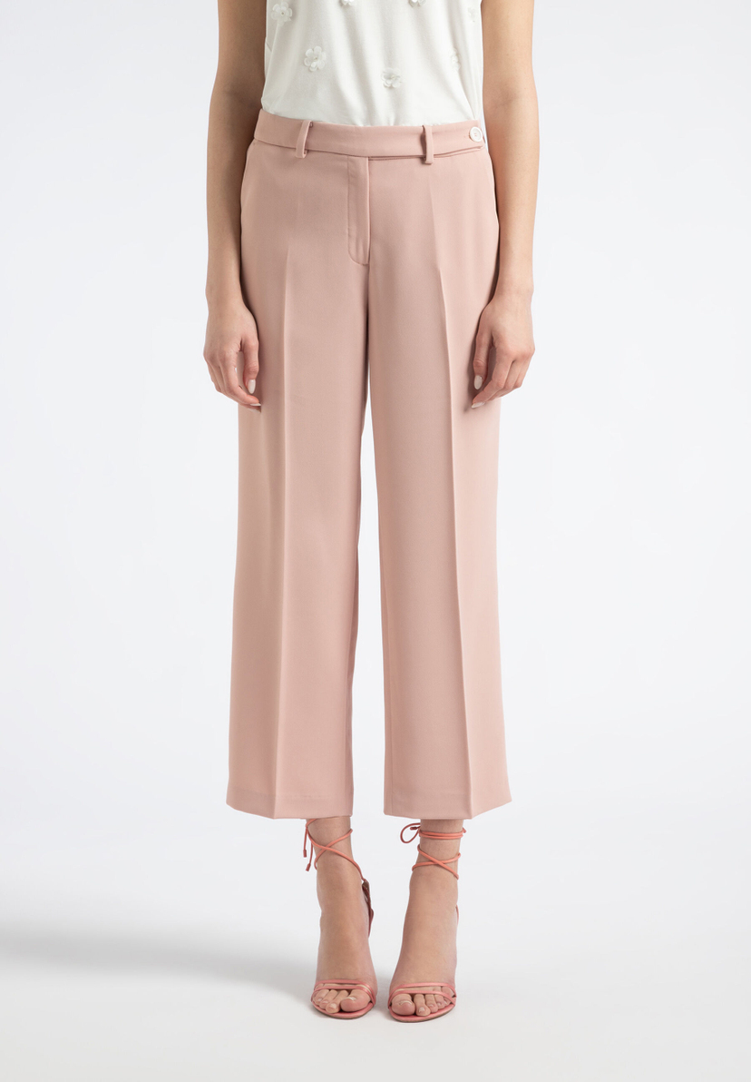 Eine Person in MORE & MORE Hose aus formstabilem Polyester mit dazu passenden Schuhen vor einem weißen Hintergrund. Eine Person in MORE & MORE Hose aus formstabilem Polyester mit dazu passenden Schuhen vor einem weißen Hintergrund.