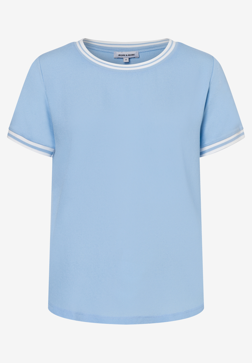 Ein hellblaues MORE & MORE T-Shirt mit weißen Streifen am Hals und an den Ärmeln. Ein hellblaues MORE & MORE T-Shirt mit weißen Streifen am Hals und an den Ärmeln.