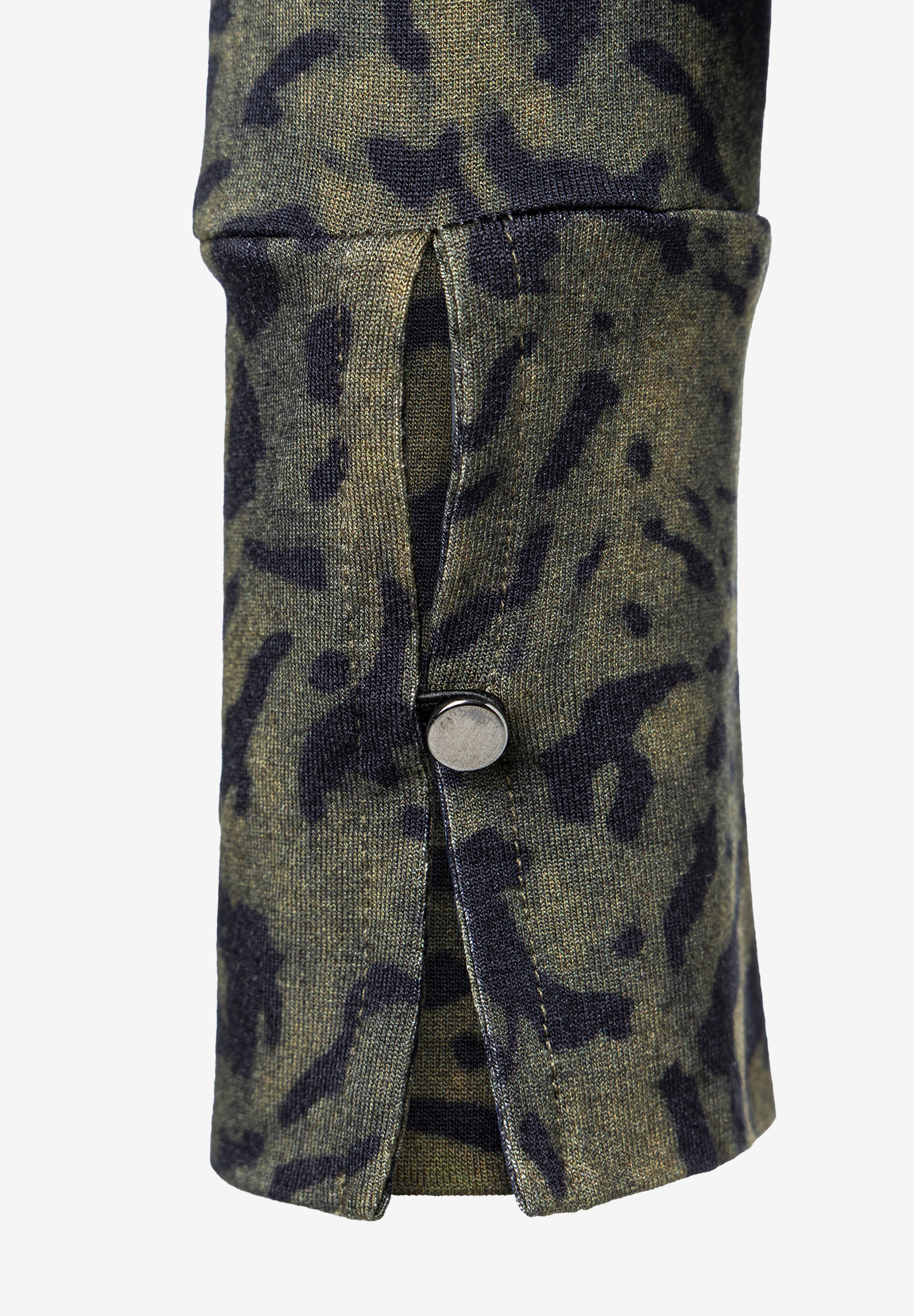 MORE & MORE T-Shirt/Top-Ärmel mit Camouflage-Muster, kleinem Schlitz und einem silbernen Knopf am Saum MORE & MORE T-Shirt/Top-Ärmel mit Camouflage-Muster, kleinem Schlitz und einem silbernen Knopf am Saum
