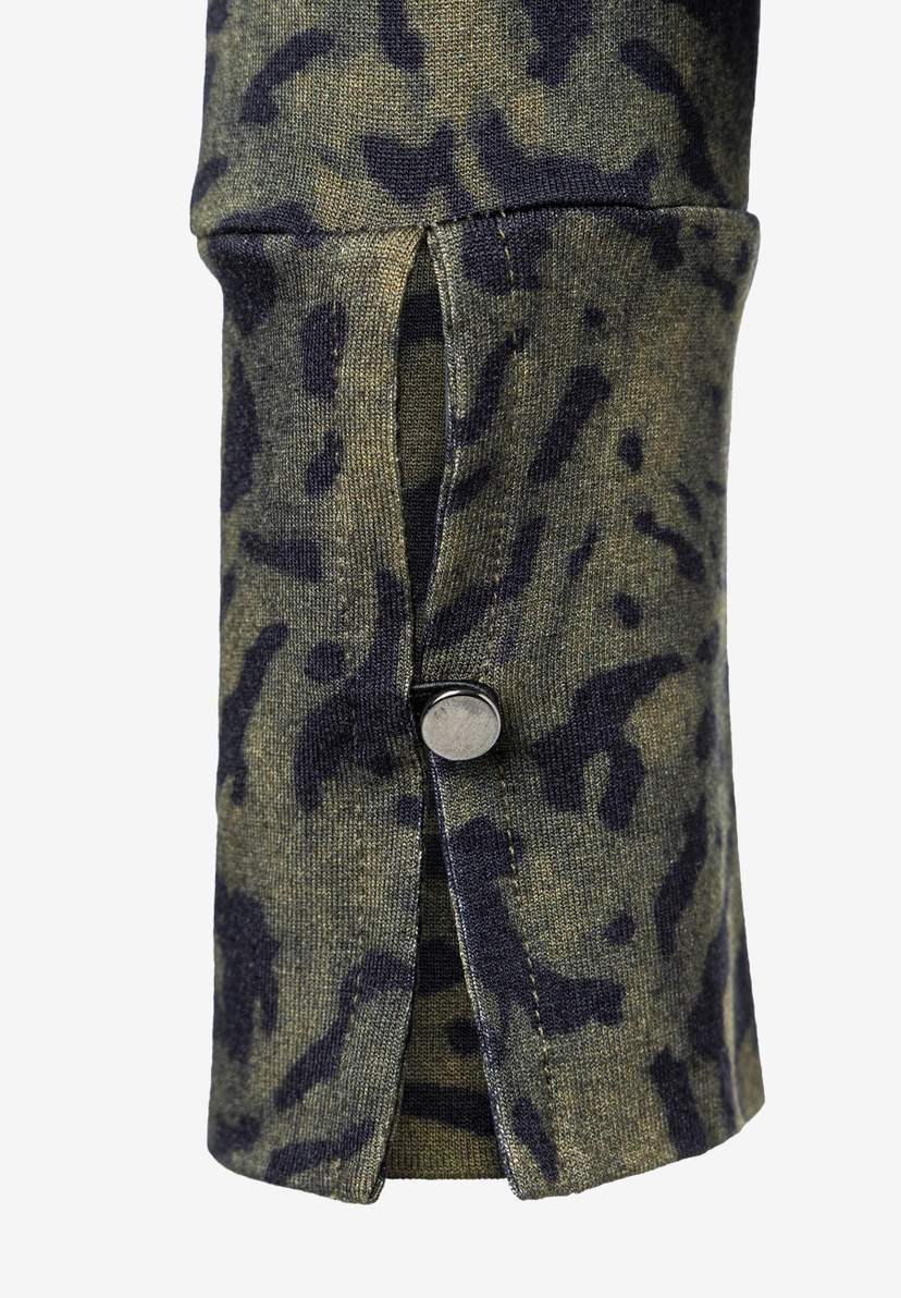 MORE & MORE T-Shirt/Top-Ärmel mit Camouflage-Muster, kleinem Schlitz und einem silbernen Knopf am Saum MORE & MORE T-Shirt/Top-Ärmel mit Camouflage-Muster, kleinem Schlitz und einem silbernen Knopf am Saum