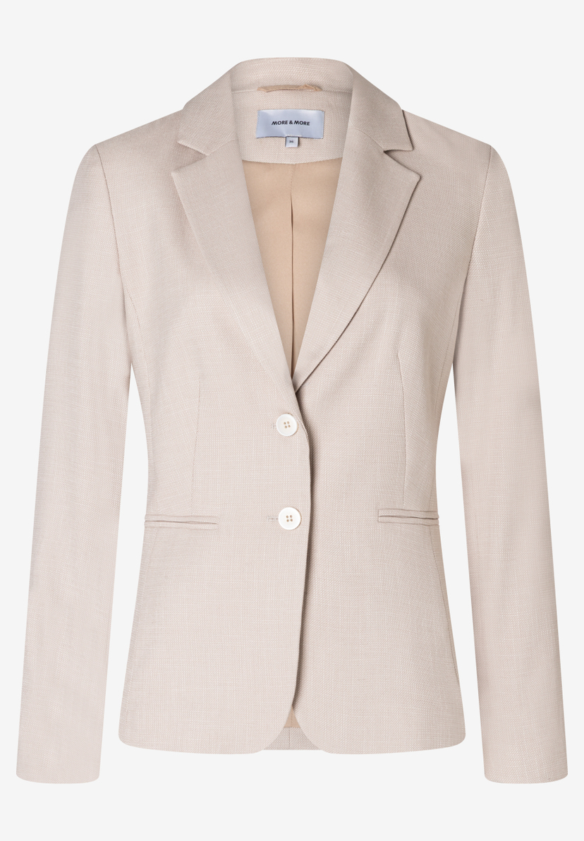 Ein beiger Blazer von MORE & MORE mit zwei Knöpfen und Webware-Textur. Ein beiger Blazer von MORE & MORE mit zwei Knöpfen und Webware-Textur.