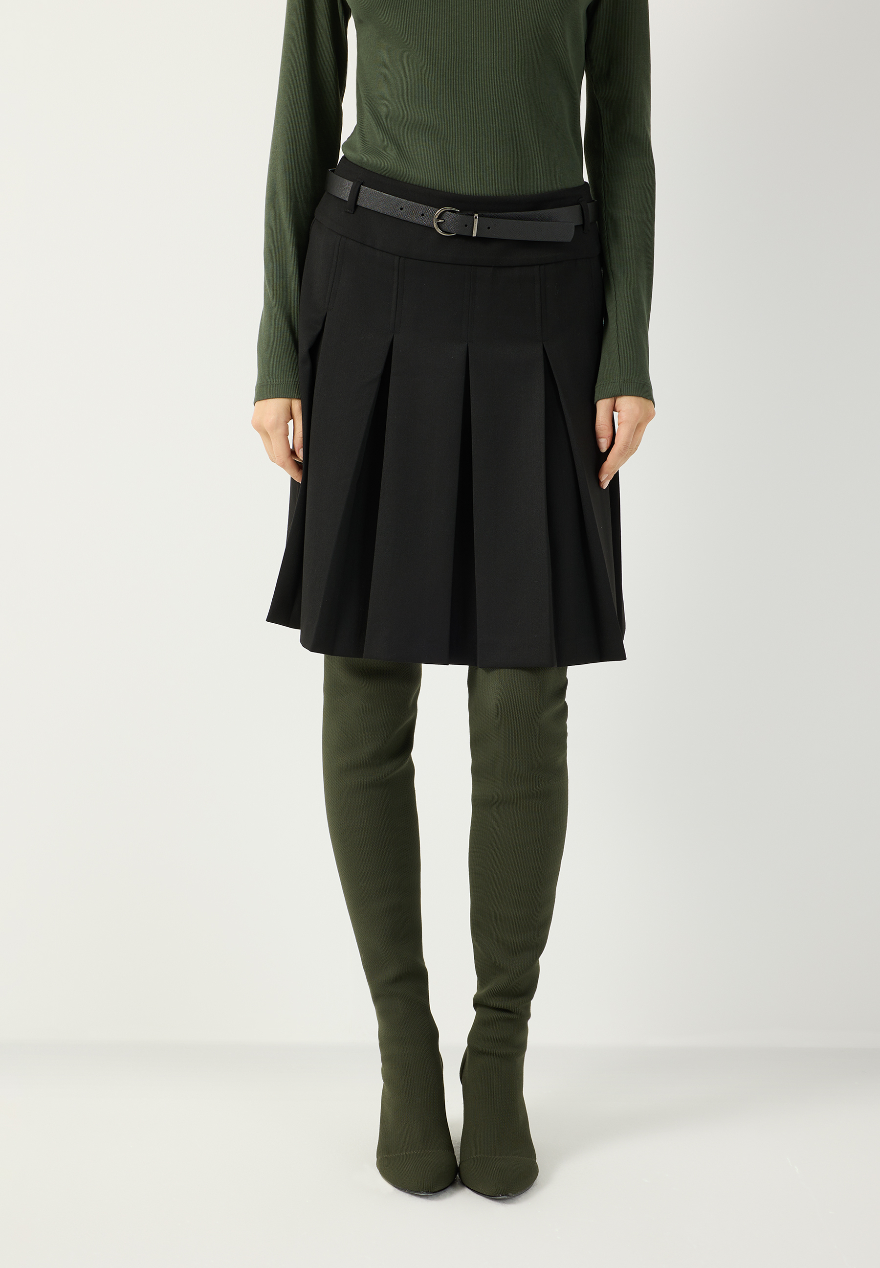 kurzer Faltenrock mit Gürtel
