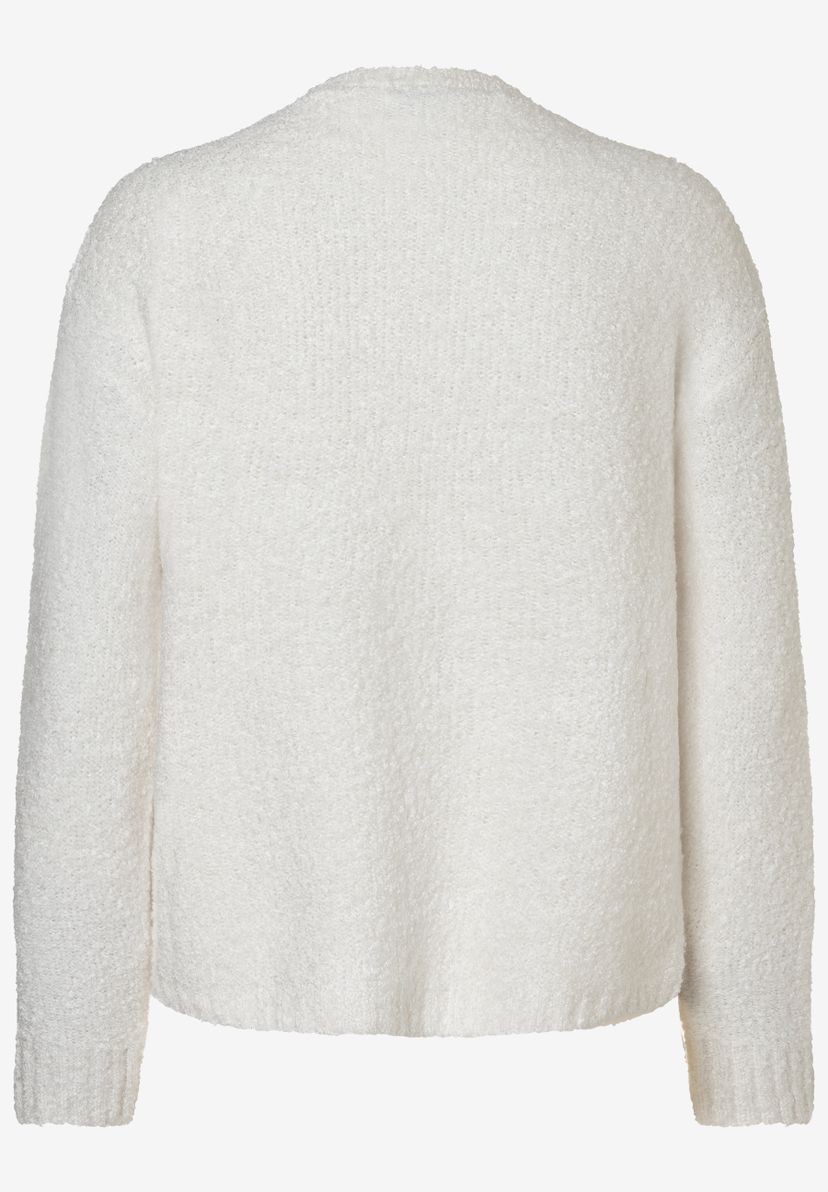 Nahaufnahme der Rückseite eines MORE & MORE Strickoberteils mit Bouclé-Textur, die einen weichen Griff und Wärme verspricht. Nahaufnahme der Rückseite eines MORE & MORE Strickoberteils mit Bouclé-Textur, die einen weichen Griff und Wärme verspricht.