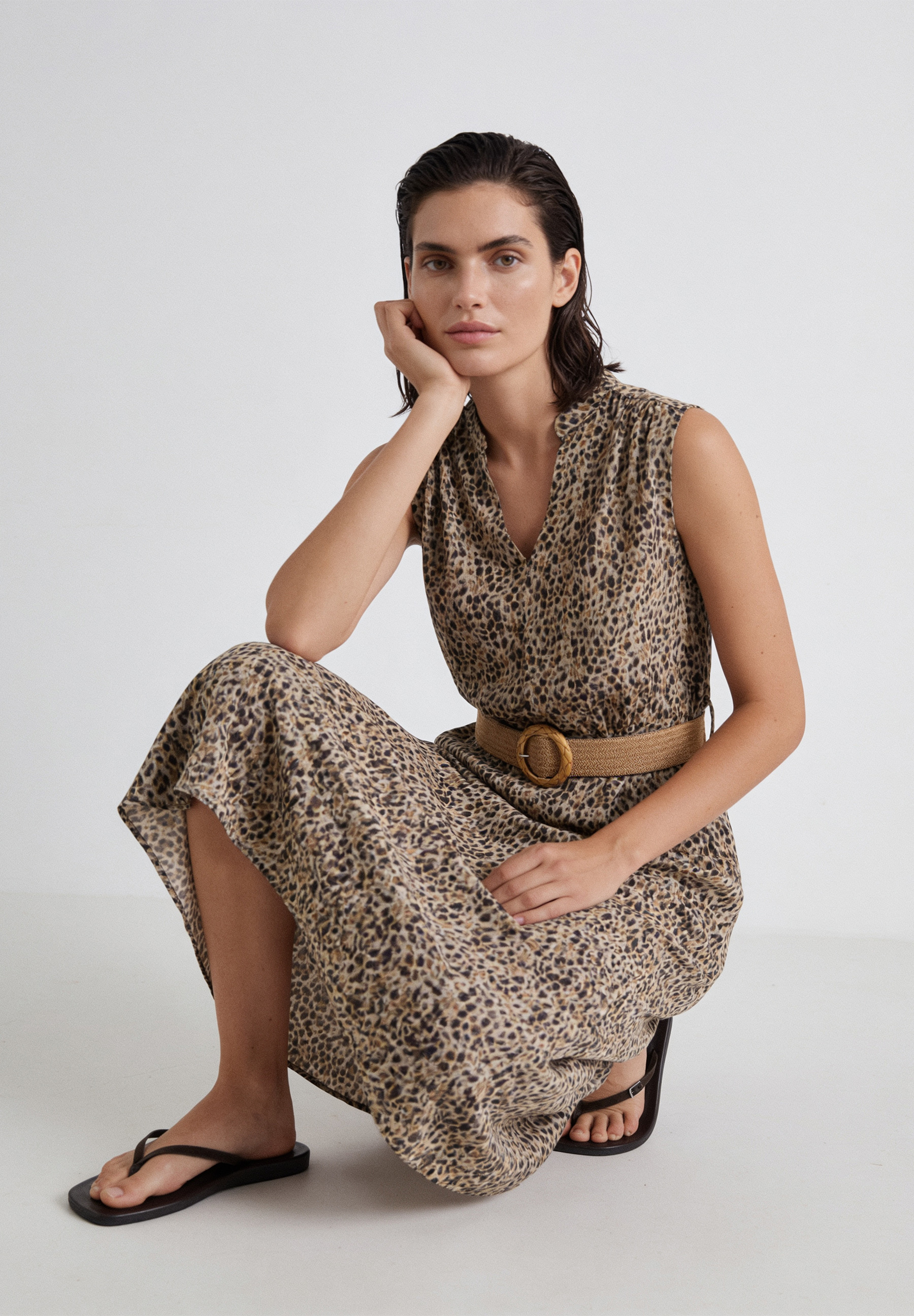 AI generated - MORE & MORE Kleid im Leoparden-Print mit geflochtenem Gürtel, kniend präsentiert. AI generated - MORE & MORE Kleid im Leoparden-Print mit geflochtenem Gürtel, kniend präsentiert.