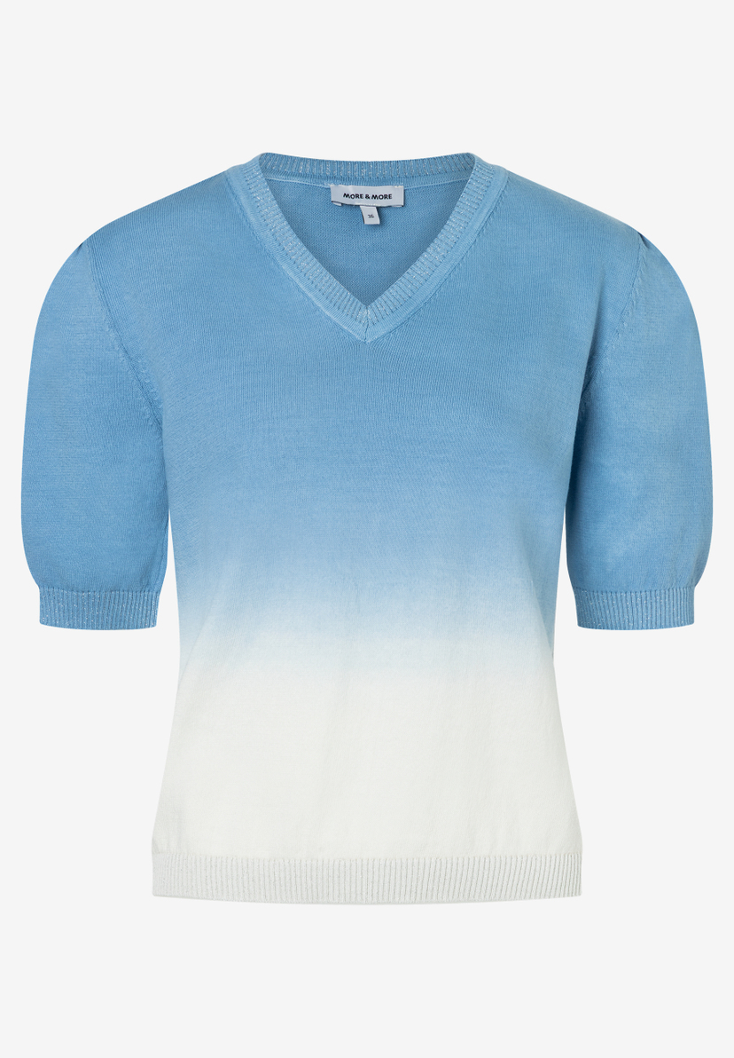 Ein hellblau-weißer MORE & MORE Pullover mit V-Ausschnitt und Puffärmeln liegt auf einem weißen Hintergrund. Ein hellblau-weißer MORE & MORE Pullover mit V-Ausschnitt und Puffärmeln liegt auf einem weißen Hintergrund.