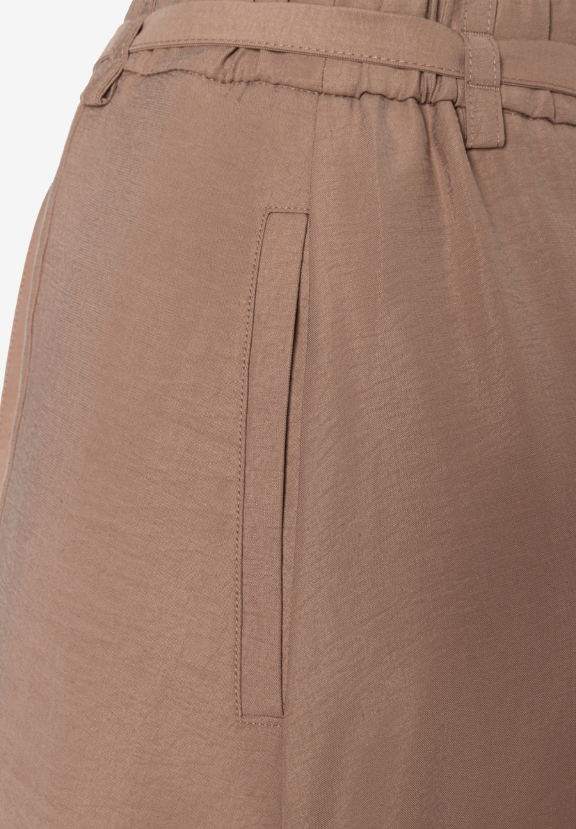 Detailansicht des Rockes von MORE & MORE in Braun mit Webware-Struktur und Tasche. Detailansicht des Rockes von MORE & MORE in Braun mit Webware-Struktur und Tasche.