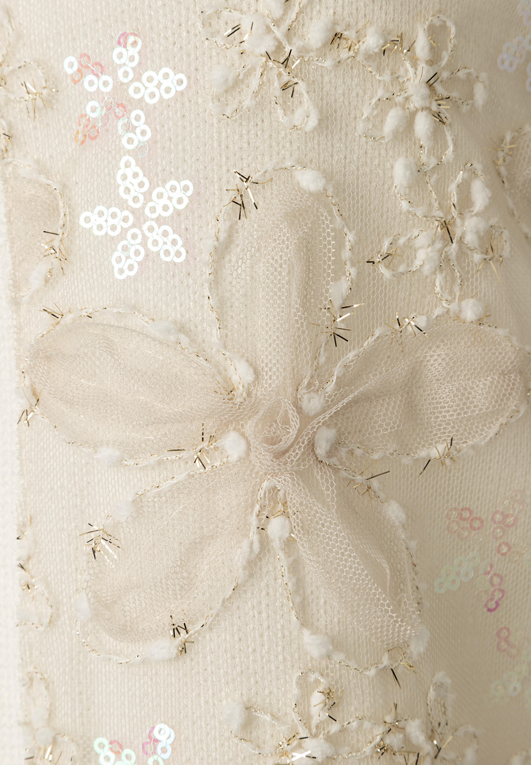 Detailansicht eines MORE & MORE Strick-Oberteils mit Blumenmuster und Pailletten. Detailansicht eines MORE & MORE Strick-Oberteils mit Blumenmuster und Pailletten.
