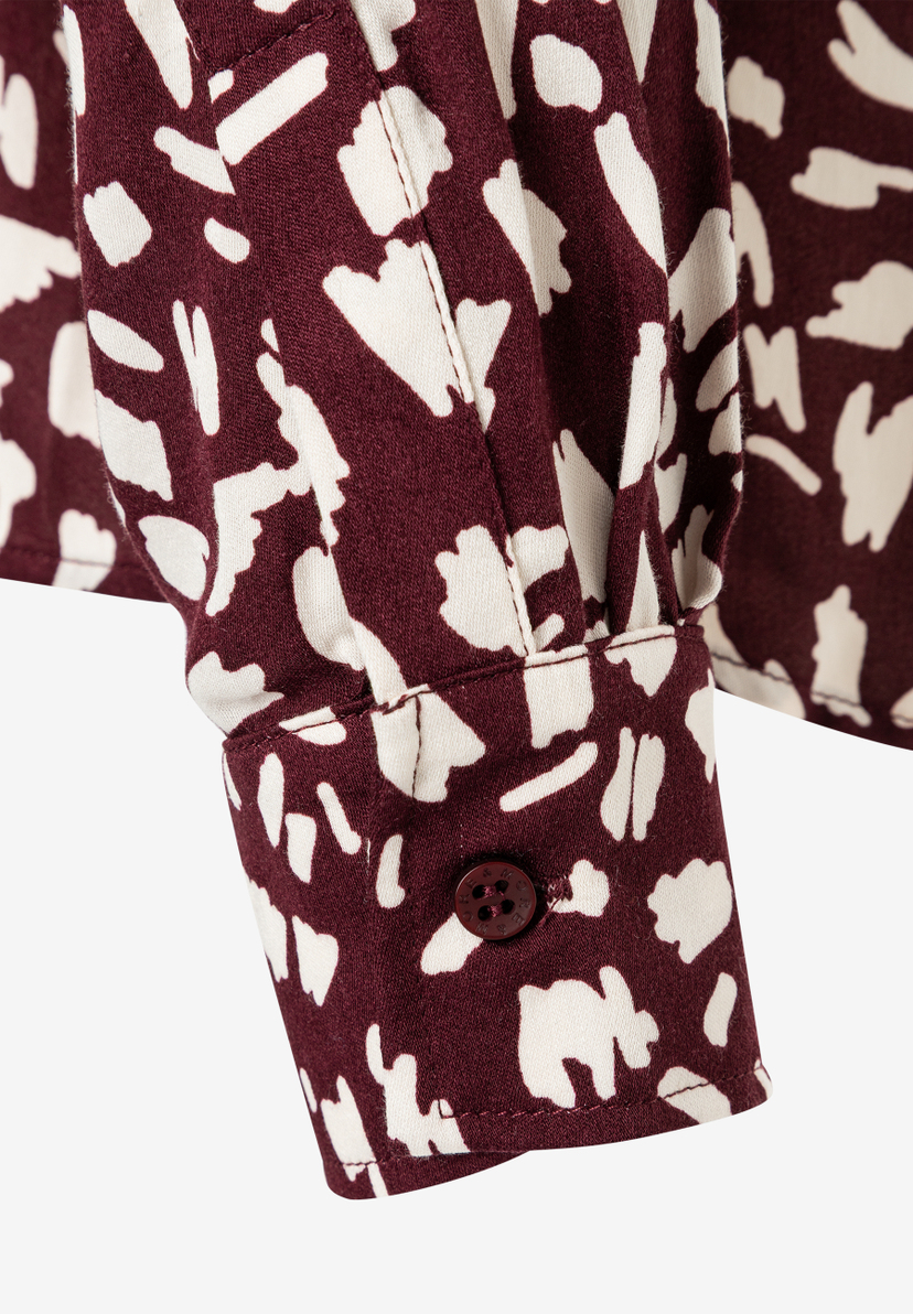 MORE & MORE Bluse: Bordeauxroter Ärmel mit beigefarbenem Animalprint und einem kleinen, bordeauxroten Knopf.