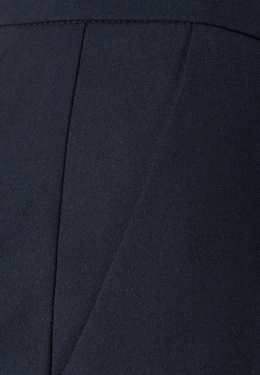 Nahaufnahme des Gabardine-Stretch-Materials einer Hose/Jeans von MORE & MORE. Nahaufnahme des Gabardine-Stretch-Materials einer Hose/Jeans von MORE & MORE.