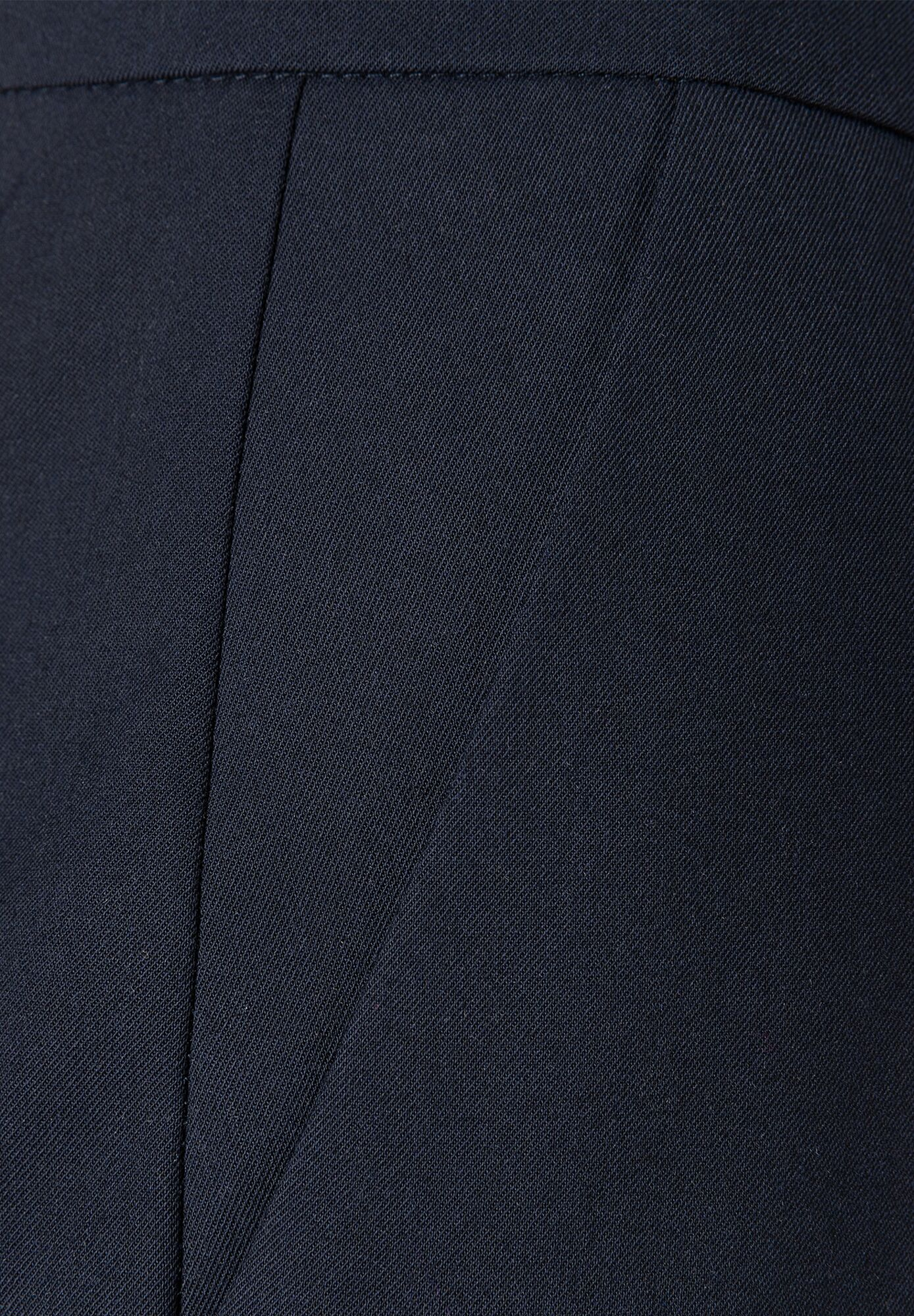 Nahaufnahme des Gabardine-Stretch-Materials einer Hose/Jeans von MORE & MORE. Nahaufnahme des Gabardine-Stretch-Materials einer Hose/Jeans von MORE & MORE.
