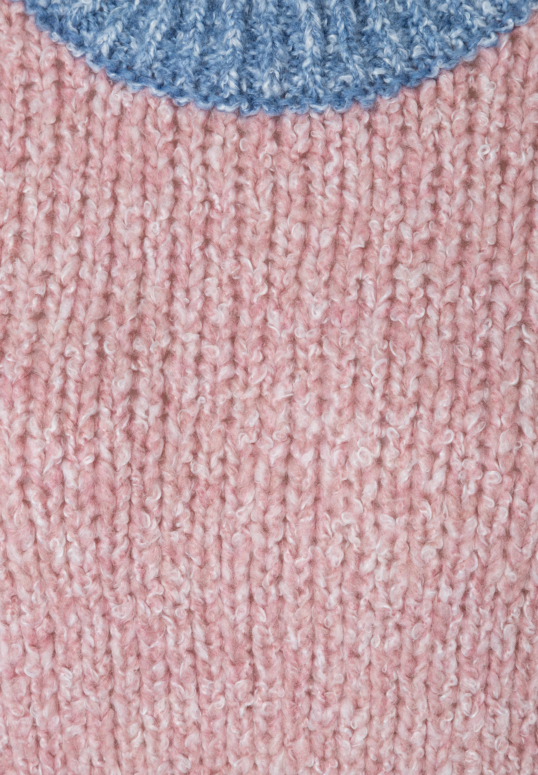 MORE & MORE Pullover: Rosafarbener Grobstrick mit Bouclé-Effekt und breitem, hellblauem Rippstrick-Kragen MORE & MORE Pullover: Rosafarbener Grobstrick mit Bouclé-Effekt und breitem, hellblauem Rippstrick-Kragen