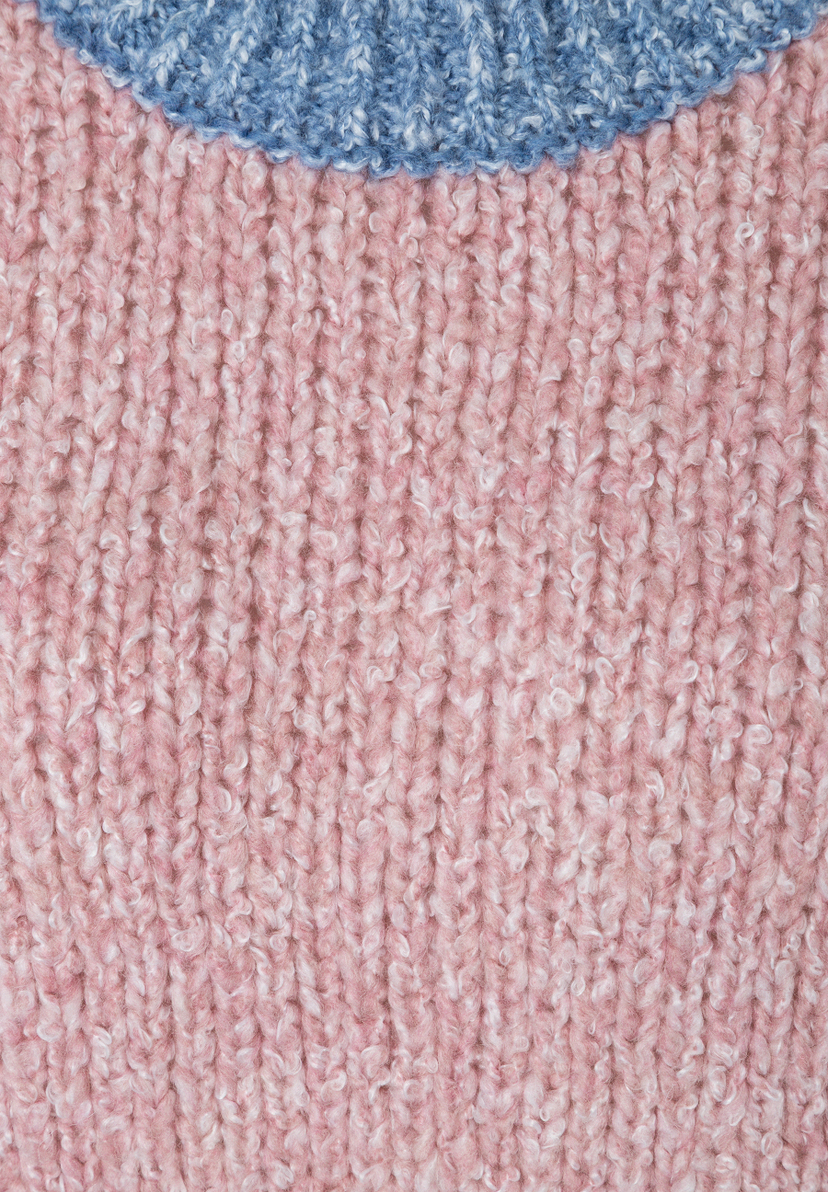 MORE & MORE Pullover: Rosafarbener Grobstrick mit Bouclé-Effekt und breitem, hellblauem Rippstrick-Kragen MORE & MORE Pullover: Rosafarbener Grobstrick mit Bouclé-Effekt und breitem, hellblauem Rippstrick-Kragen