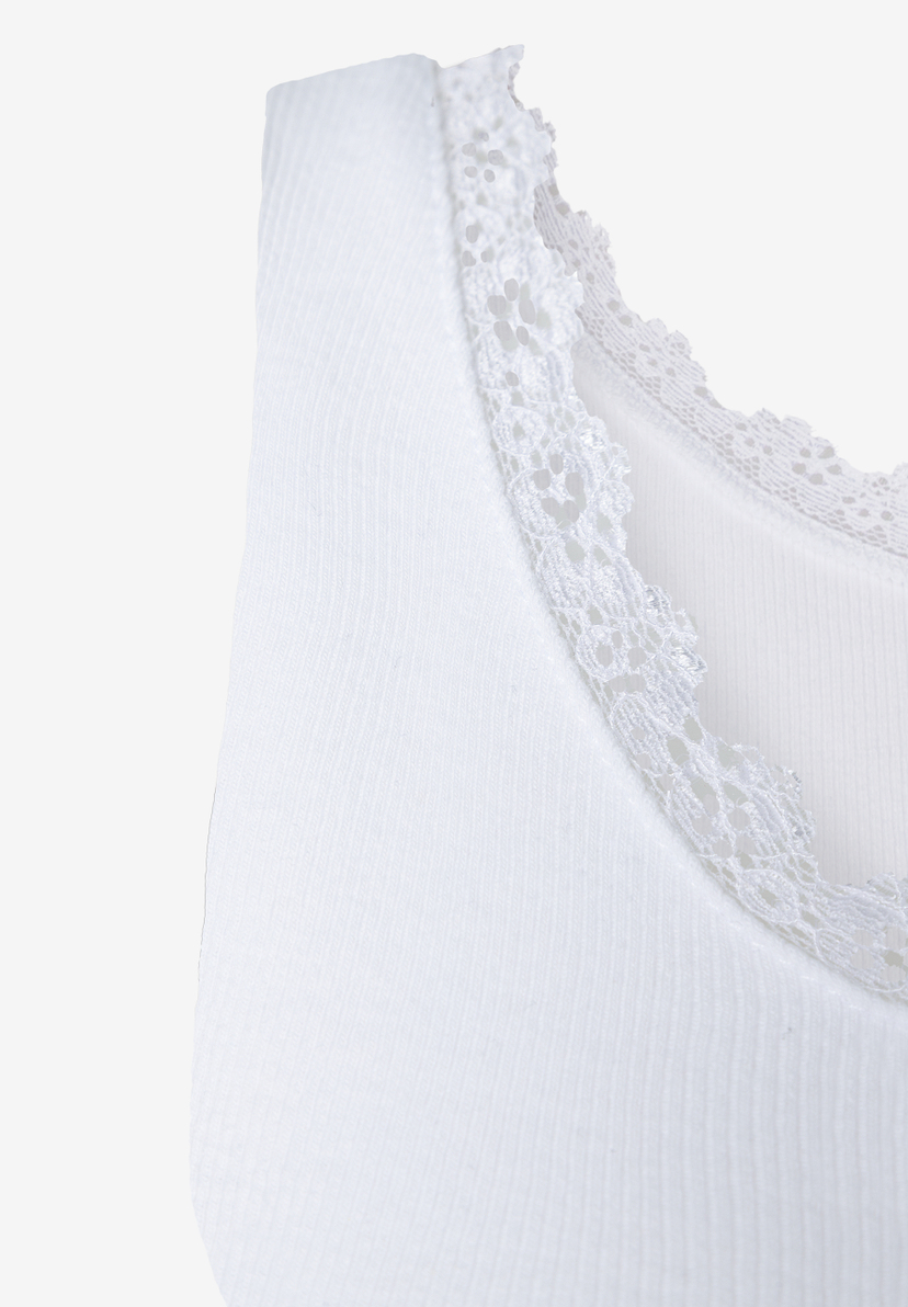 Ausschnitt eines weißen MORE & MORE Tops mit Spitze am Halsausschnitt. Ausschnitt eines weißen MORE & MORE Tops mit Spitze am Halsausschnitt.