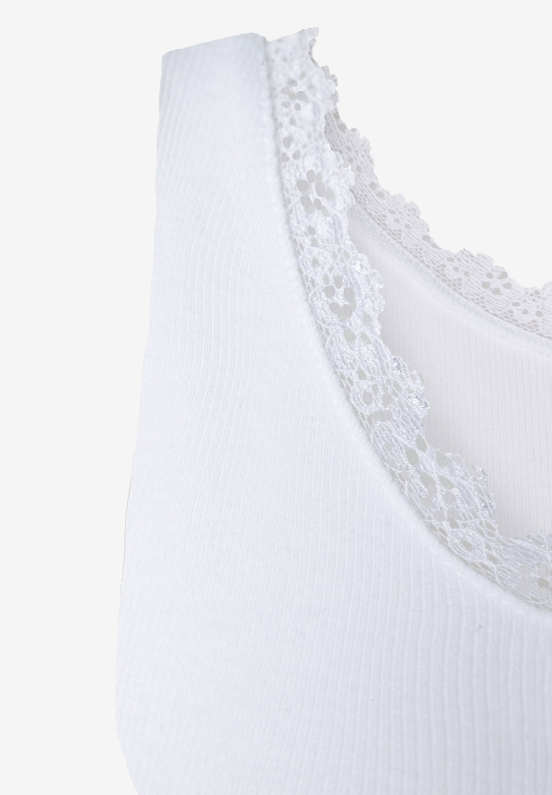 Ausschnitt eines weißen MORE & MORE Tops mit Spitze am Halsausschnitt. Ausschnitt eines weißen MORE & MORE Tops mit Spitze am Halsausschnitt.