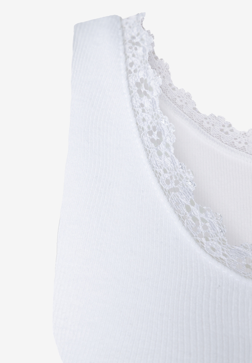 Ausschnitt eines weißen MORE & MORE Tops mit Spitze am Halsausschnitt. Ausschnitt eines weißen MORE & MORE Tops mit Spitze am Halsausschnitt.