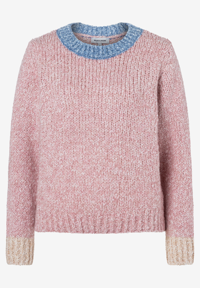 MORE & MORE Oberteil: Grob gestrickter Pullover in Rosa mit hellblauem Rundhalsausschnitt und beigen Ärmelbündchen.