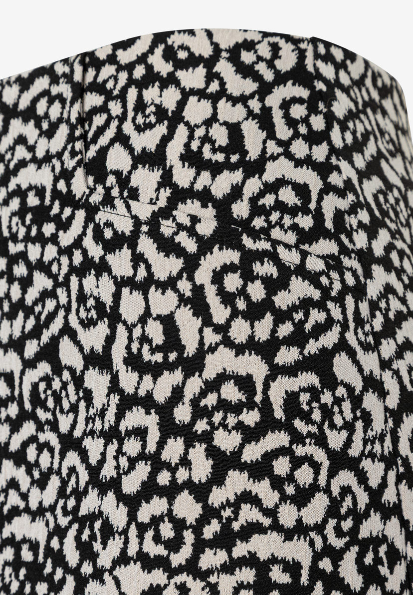 MORE & MORE Jacquard-Rock mit Leo-Print in Schwarz-Beige, elastisch und angenehm zu tragen. MORE & MORE Jacquard-Rock mit Leo-Print in Schwarz-Beige, elastisch und angenehm zu tragen.