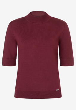 MORE & MORE Feinstrickpullover in Weinrot mit Halbarm und Stehkragen, Logo-Detail am Saum, Frontalansicht.