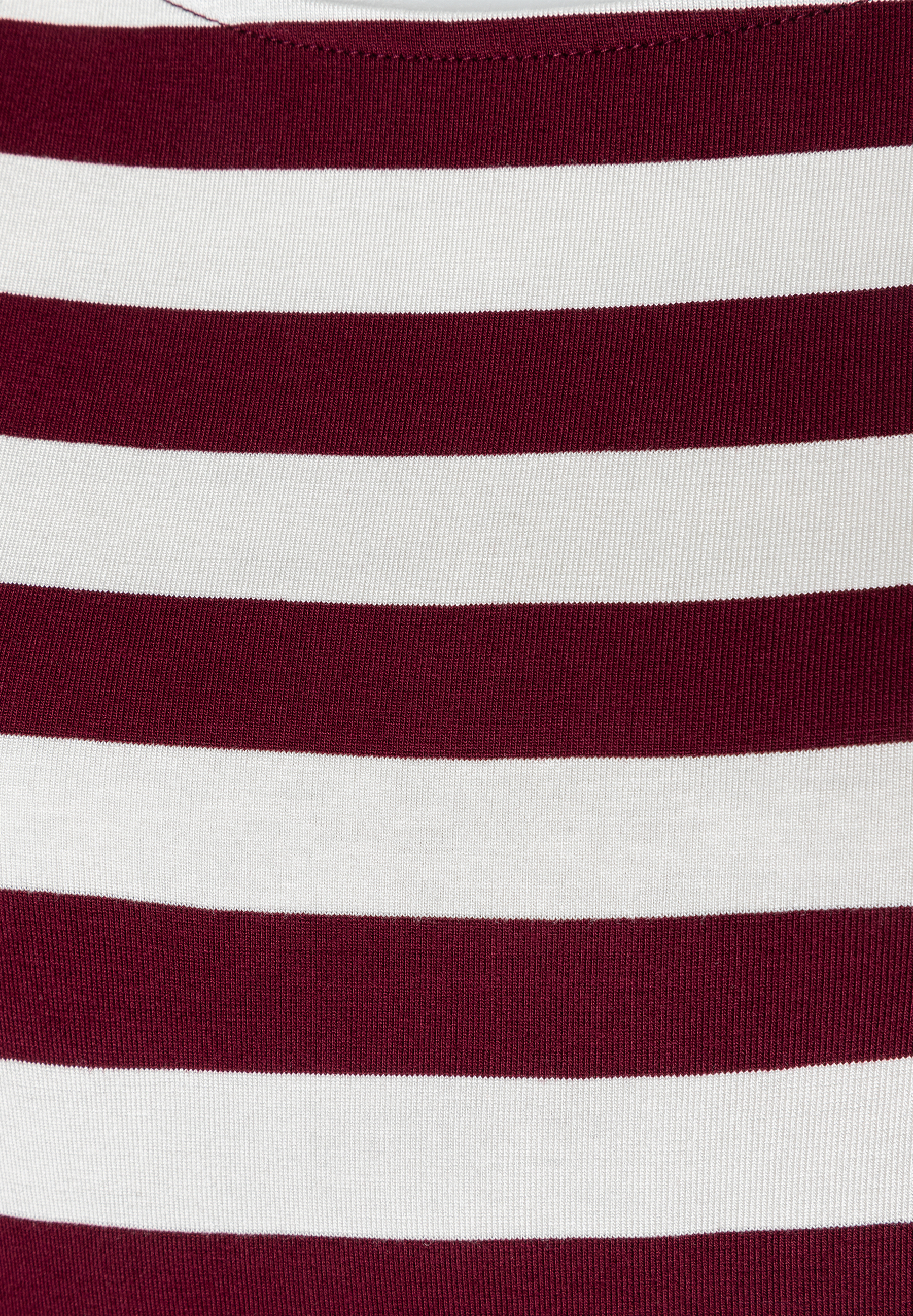 MORE & MORE gestreiftes T-Shirt/Top. Nahaufnahme des bordeauxroten und weißen Streifenmusters, wobei die Streifen horizontal verlaufen.