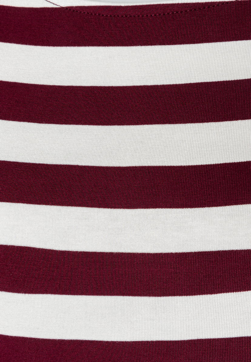 MORE & MORE gestreiftes T-Shirt/Top. Nahaufnahme des bordeauxroten und weißen Streifenmusters, wobei die Streifen horizontal verlaufen. MORE & MORE gestreiftes T-Shirt/Top. Nahaufnahme des bordeauxroten und weißen Streifenmusters, wobei die Streifen horizontal verlaufen.
