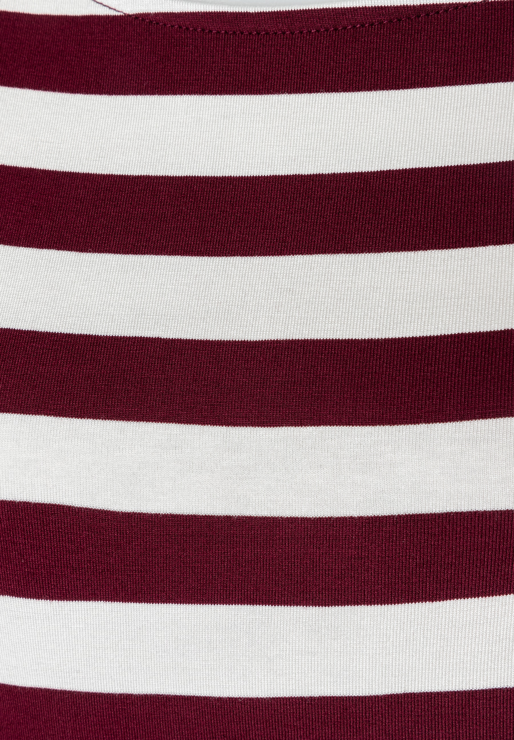 MORE & MORE gestreiftes T-Shirt/Top. Nahaufnahme des bordeauxroten und weißen Streifenmusters, wobei die Streifen horizontal verlaufen. MORE & MORE gestreiftes T-Shirt/Top. Nahaufnahme des bordeauxroten und weißen Streifenmusters, wobei die Streifen horizontal verlaufen.