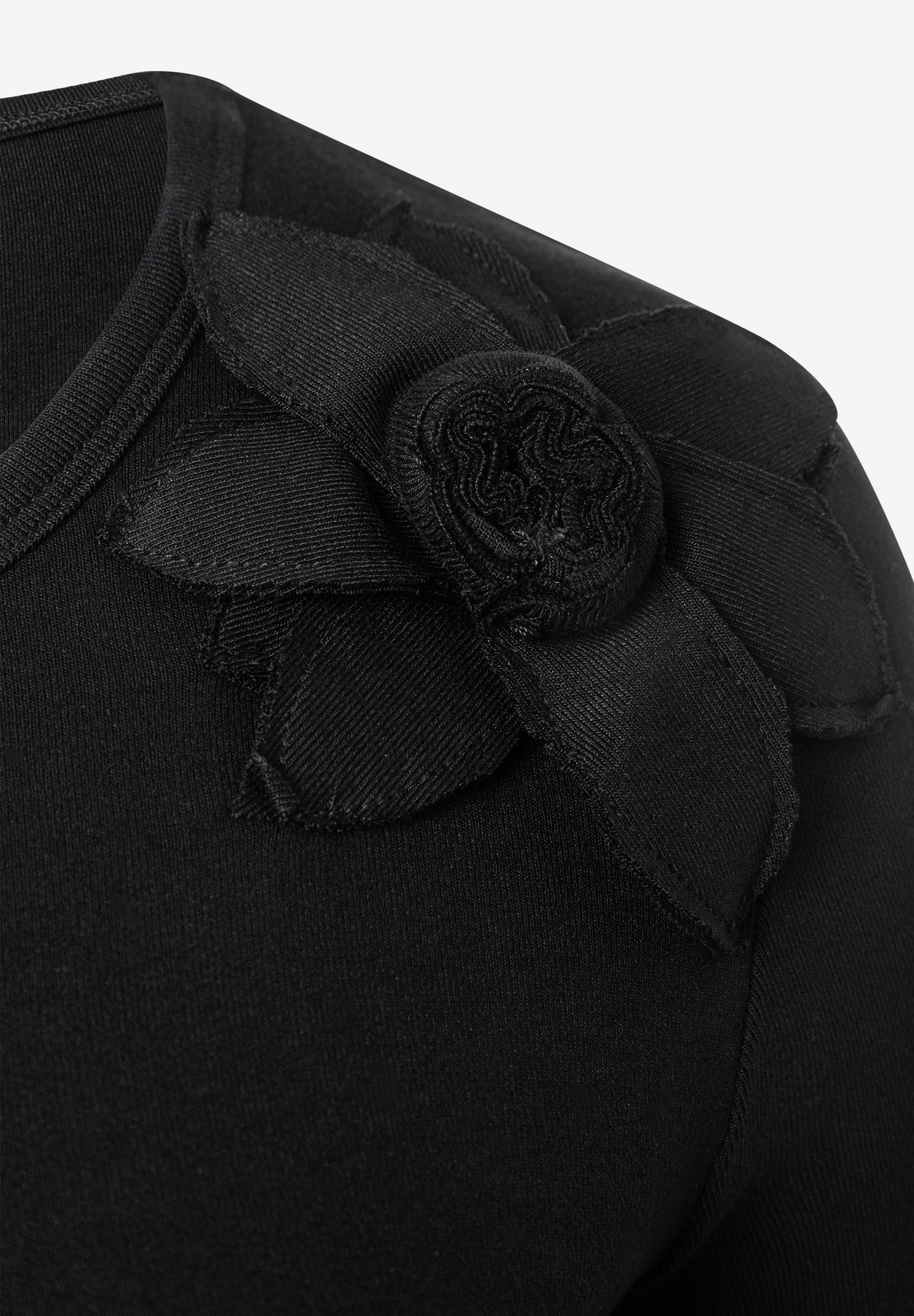 MORE & MORE Damen-T-Shirt-Top, schwarzer Stoff mit gerollter Stoffblume an der Schulter. MORE & MORE Damen-T-Shirt-Top, schwarzer Stoff mit gerollter Stoffblume an der Schulter.