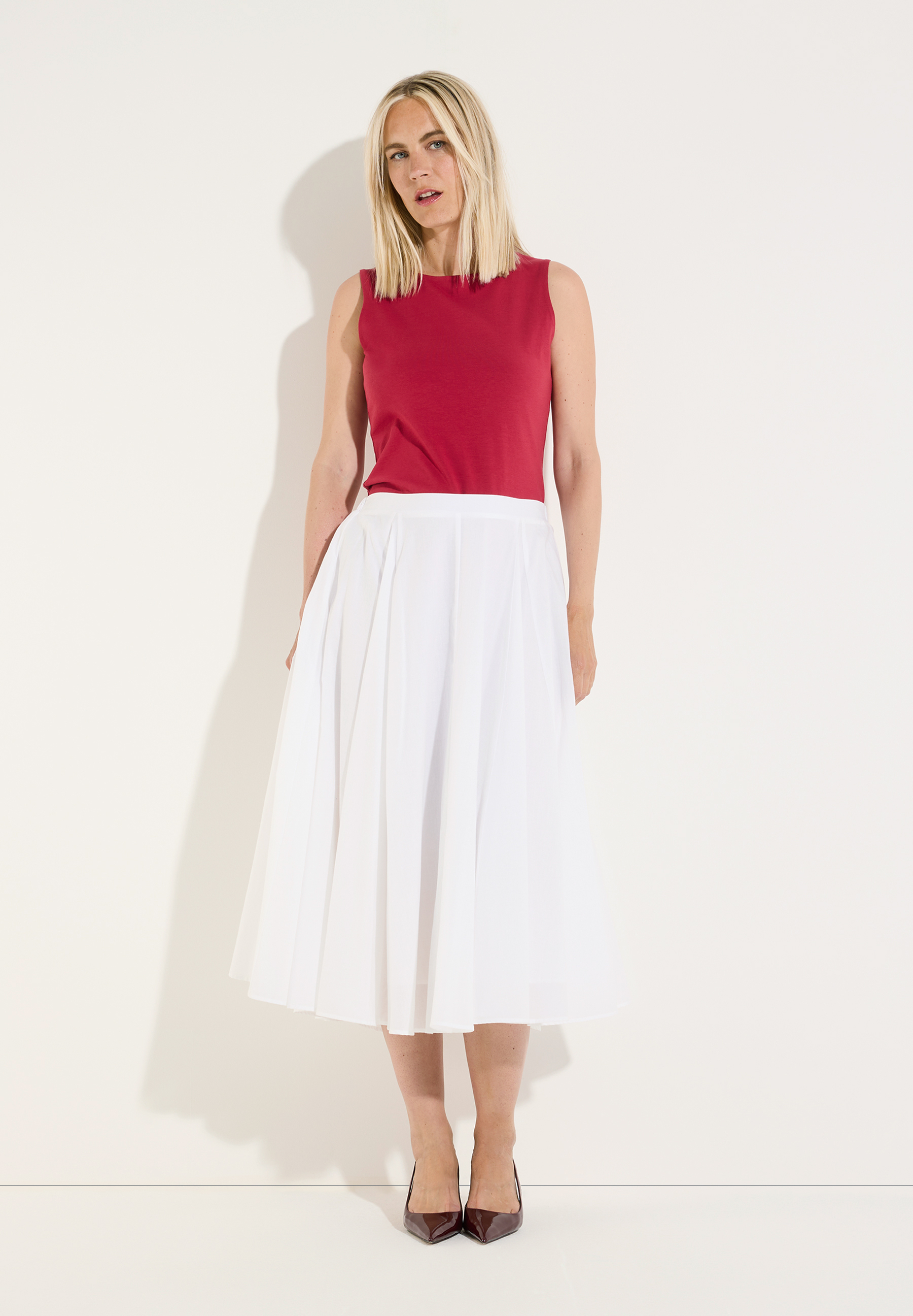MORE & MORE Damen-Jersey-Top in Rot kombiniert mit einem weißen Rock. Angenehmer Tragekomfort, elastisch, hautfreundlich. MORE & MORE Damen-Jersey-Top in Rot kombiniert mit einem weißen Rock. Angenehmer Tragekomfort, elastisch, hautfreundlich.