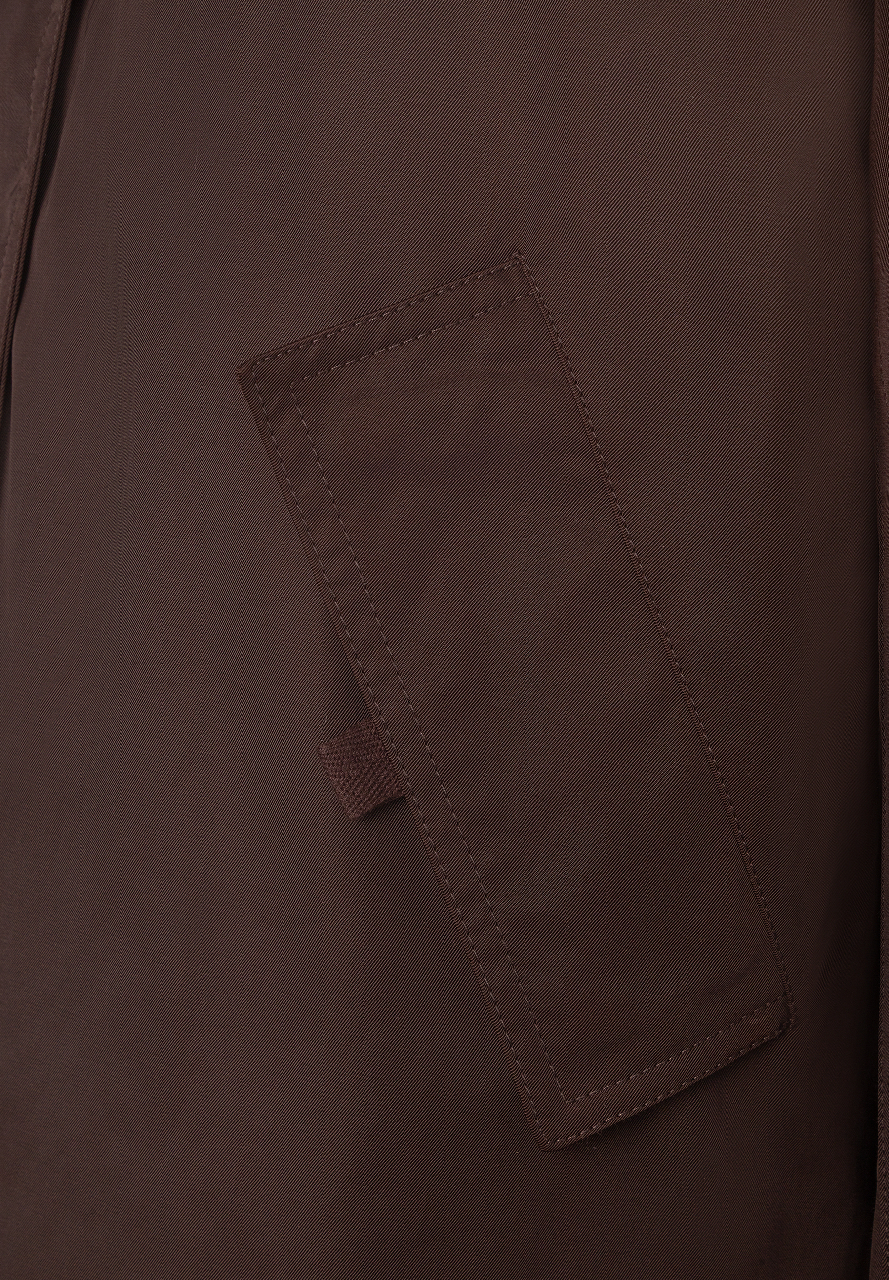 MORE & MORE Damenjacke: Nahaufnahme einer braunen Jacke mit einer diagonalen Pattentasche. Stoffstruktur sichtbar. MORE & MORE Damenjacke: Nahaufnahme einer braunen Jacke mit einer diagonalen Pattentasche. Stoffstruktur sichtbar.