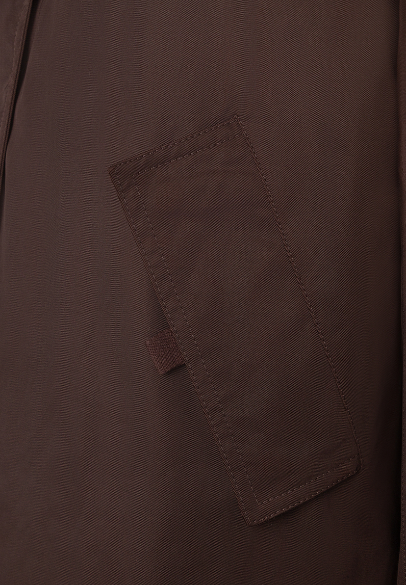 MORE & MORE Damenjacke: Nahaufnahme einer braunen Jacke mit einer diagonalen Pattentasche. Stoffstruktur sichtbar. MORE & MORE Damenjacke: Nahaufnahme einer braunen Jacke mit einer diagonalen Pattentasche. Stoffstruktur sichtbar.