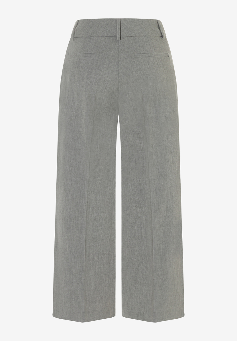 Die graue MORE & MORE Hose hat ein weites Bein und Taschen. Die graue MORE & MORE Hose hat ein weites Bein und Taschen.