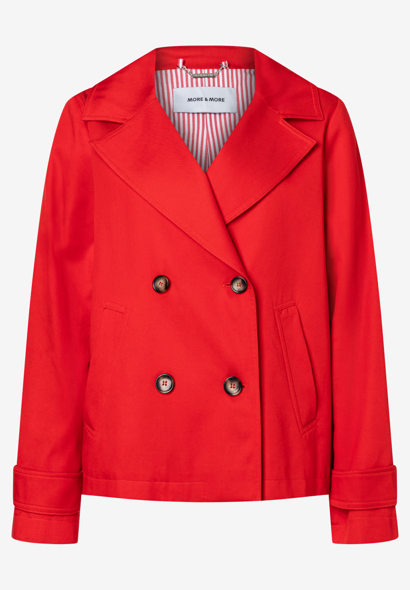 Eine rote MORE & MORE Jacke mit doppelreihiger Knopfleiste und Twill-Material. Eine rote MORE & MORE Jacke mit doppelreihiger Knopfleiste und Twill-Material.