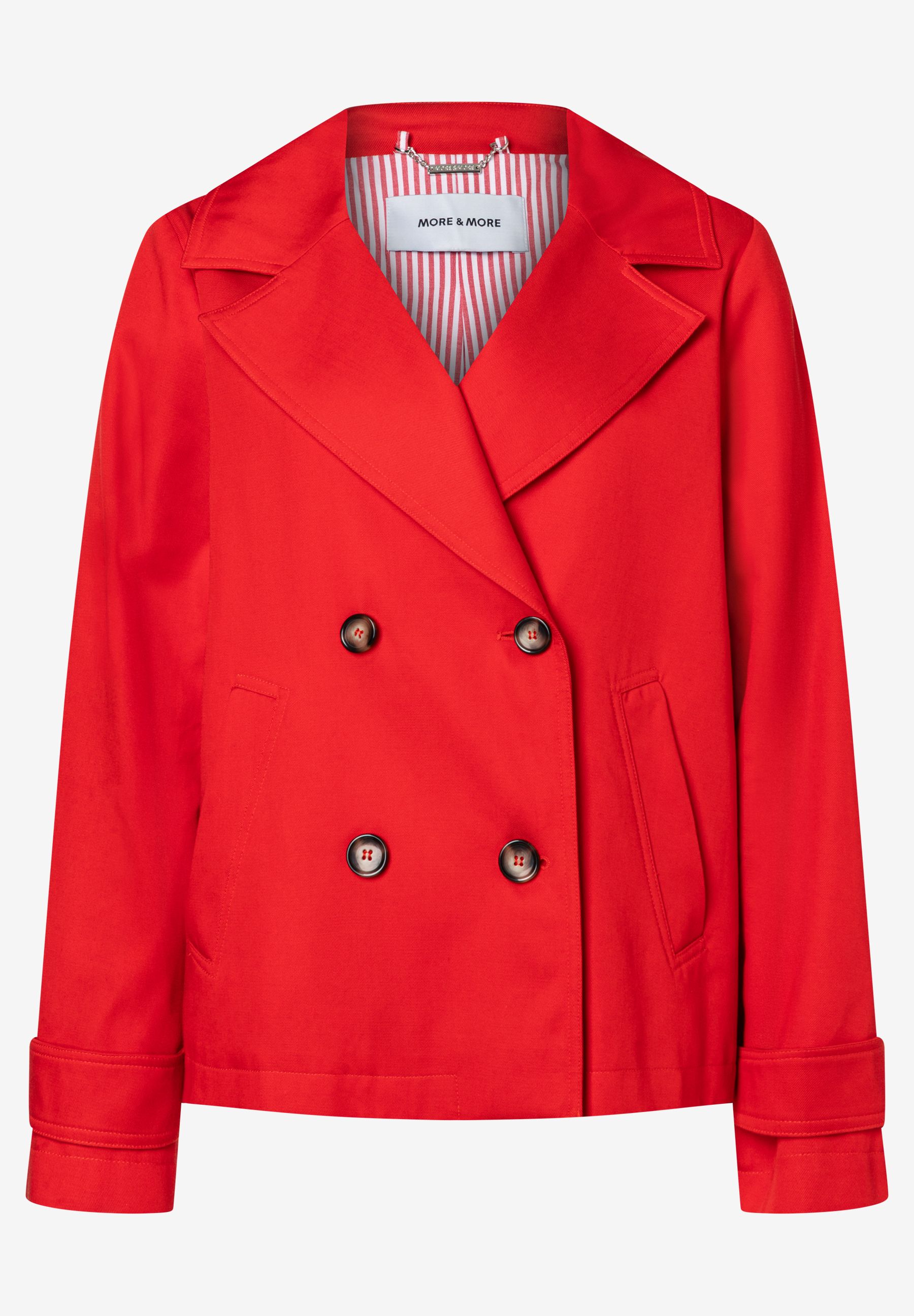 Eine rote MORE & MORE Jacke mit doppelreihiger Knopfleiste und Twill-Material. Eine rote MORE & MORE Jacke mit doppelreihiger Knopfleiste und Twill-Material.