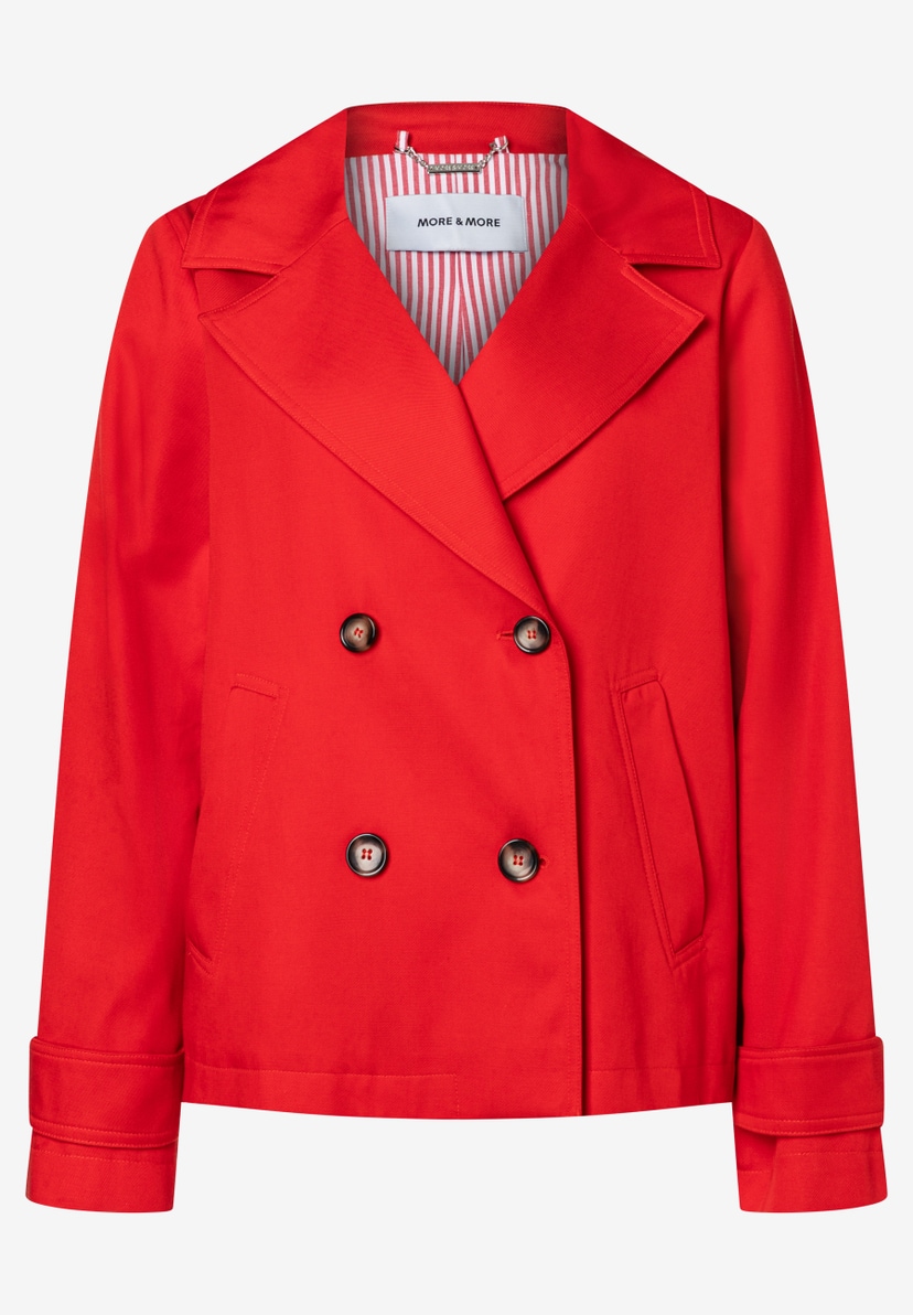 Eine rote MORE & MORE Jacke mit doppelreihiger Knopfleiste und Twill-Material. Eine rote MORE & MORE Jacke mit doppelreihiger Knopfleiste und Twill-Material.