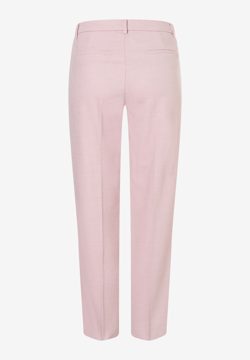 Nahaufnahme einer MORE & MORE Stretch-Piqué-Hose in Rosa, hinten fotografiert. Nahaufnahme einer MORE & MORE Stretch-Piqué-Hose in Rosa, hinten fotografiert.